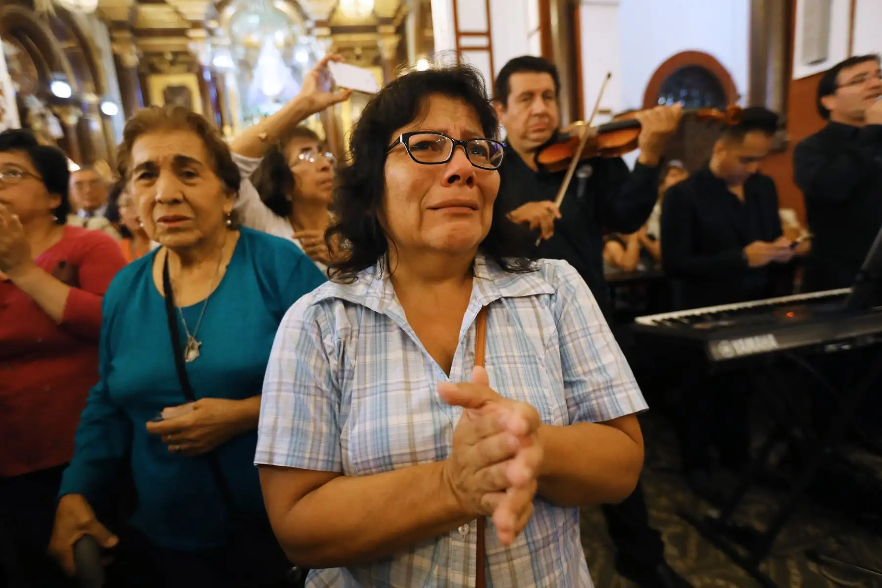 Devotos rinden tributo a  la Virgen de Chapi en la iglesia San Francisco en Lima. Foto: ANDINA/Norman Córdova