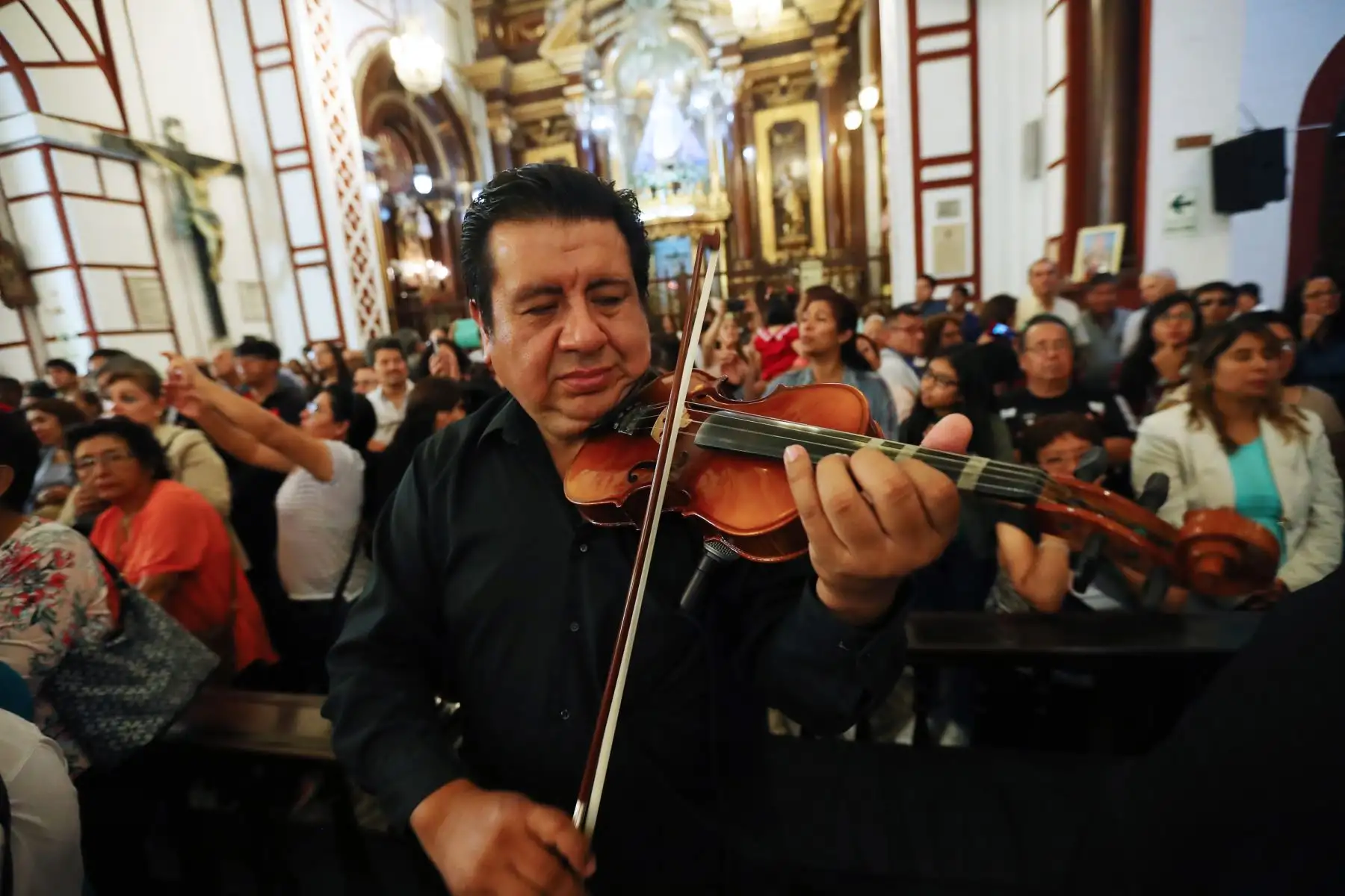 Devotos rinden tributo a  la Virgen de Chapi en la iglesia San Francisco en Lima. Foto: ANDINA/Norman Córdova