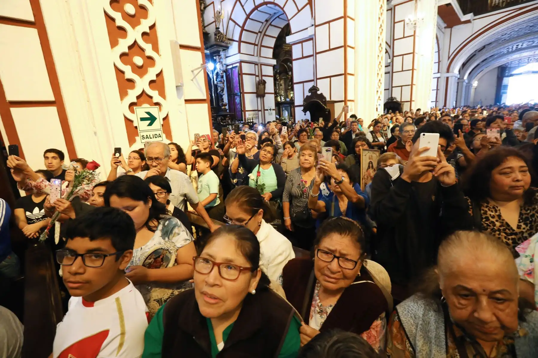 Devotos rinden tributo a  la Virgen de Chapi en la iglesia San Francisco en Lima. Foto: ANDINA/Norman Córdova