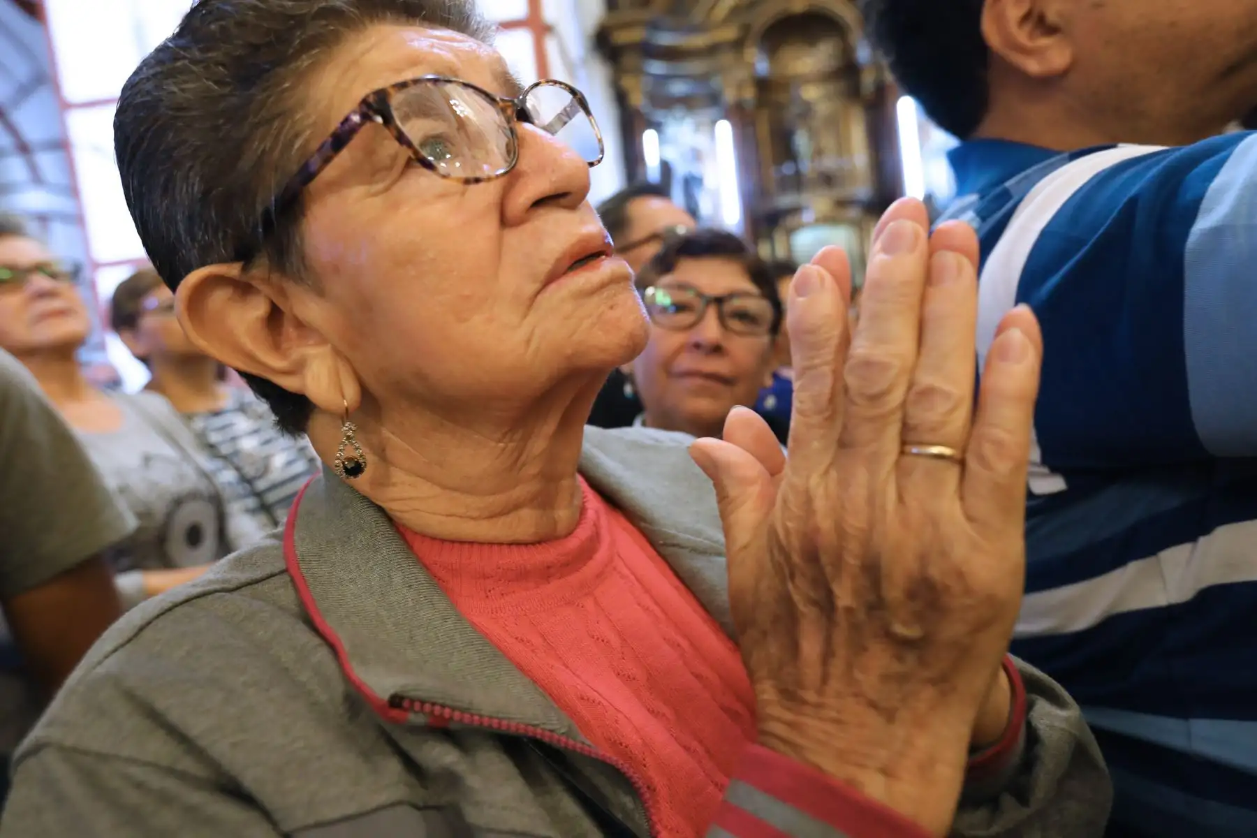 Devotos rinden tributo a  la Virgen de Chapi en la iglesia San Francisco en Lima. Foto: ANDINA/Norman Córdova