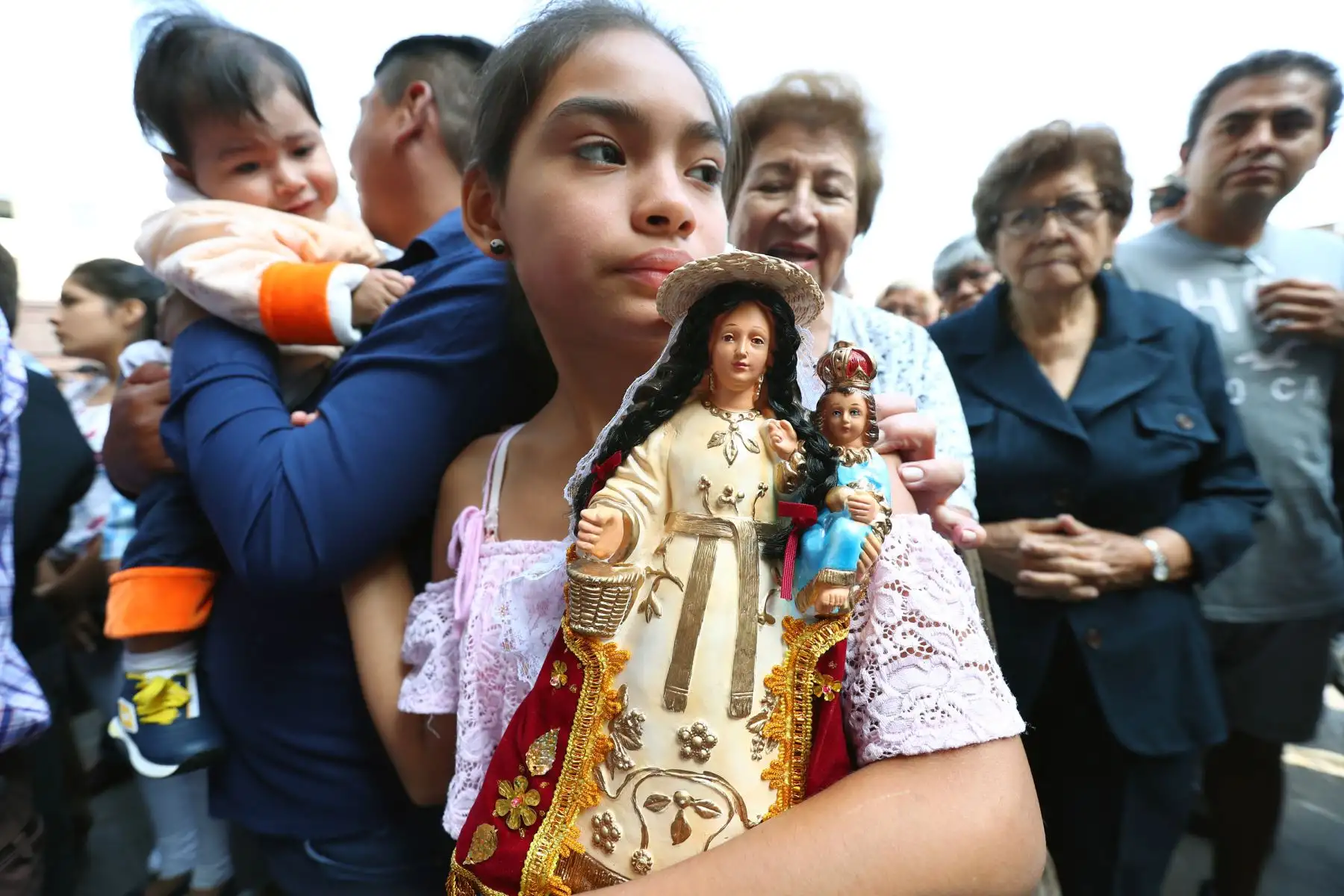 Devotos rinden tributo a  la Virgen de Chapi en la iglesia San Francisco en Lima. Foto: ANDINA/Norman Córdova