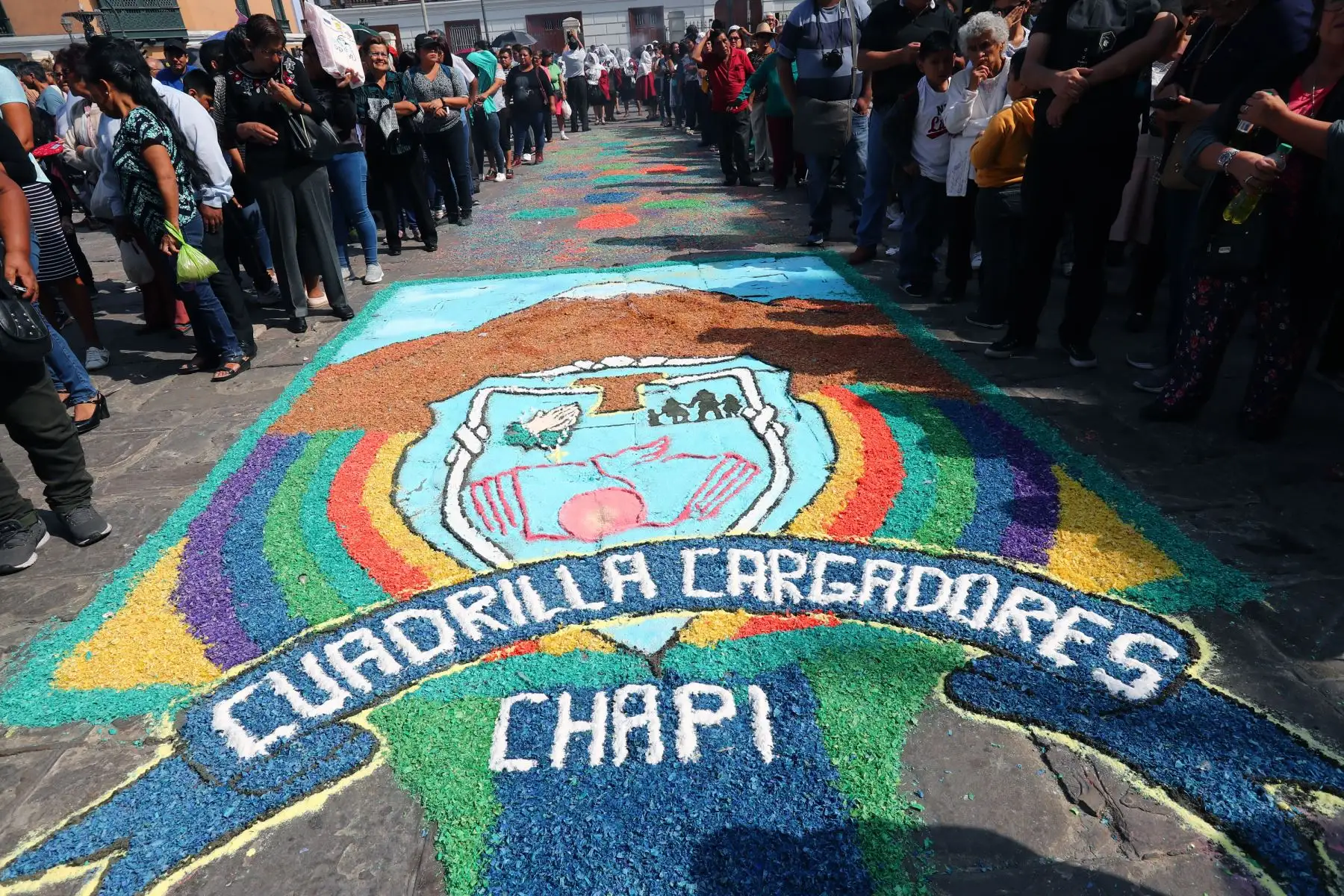 Devotos rinden tributo a  la Virgen de Chapi en la iglesia San Francisco en Lima. Foto: ANDINA/Norman Córdova