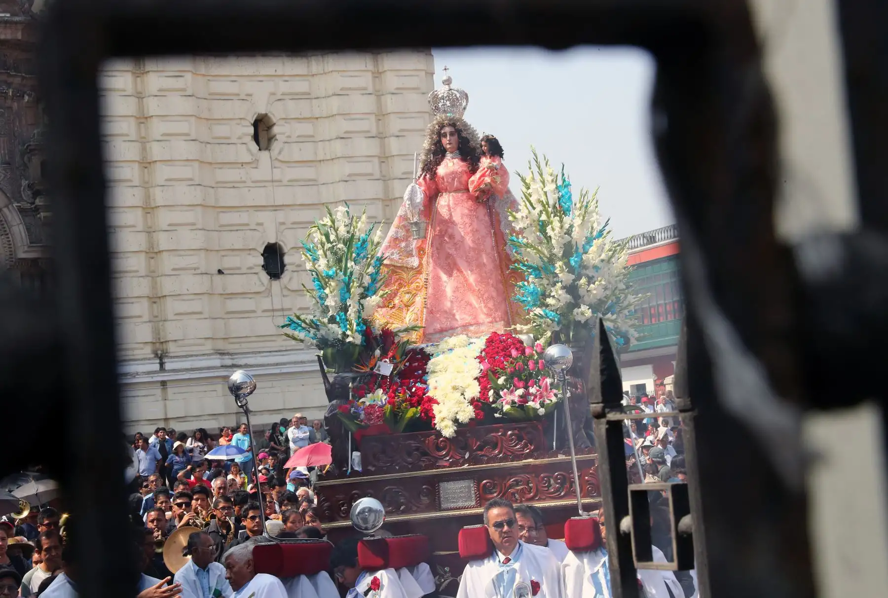 Devotos rinden tributo a  la Virgen de Chapi en la iglesia San Francisco en Lima. Foto: ANDINA/Norman Córdova