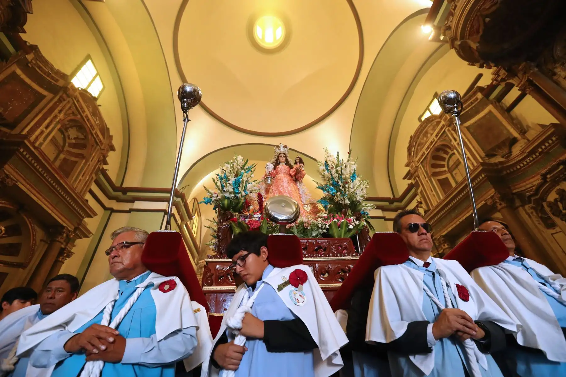 Devotos rinden tributo a  la Virgen de Chapi en la iglesia San Francisco en Lima. Foto: ANDINA/Norman Córdova