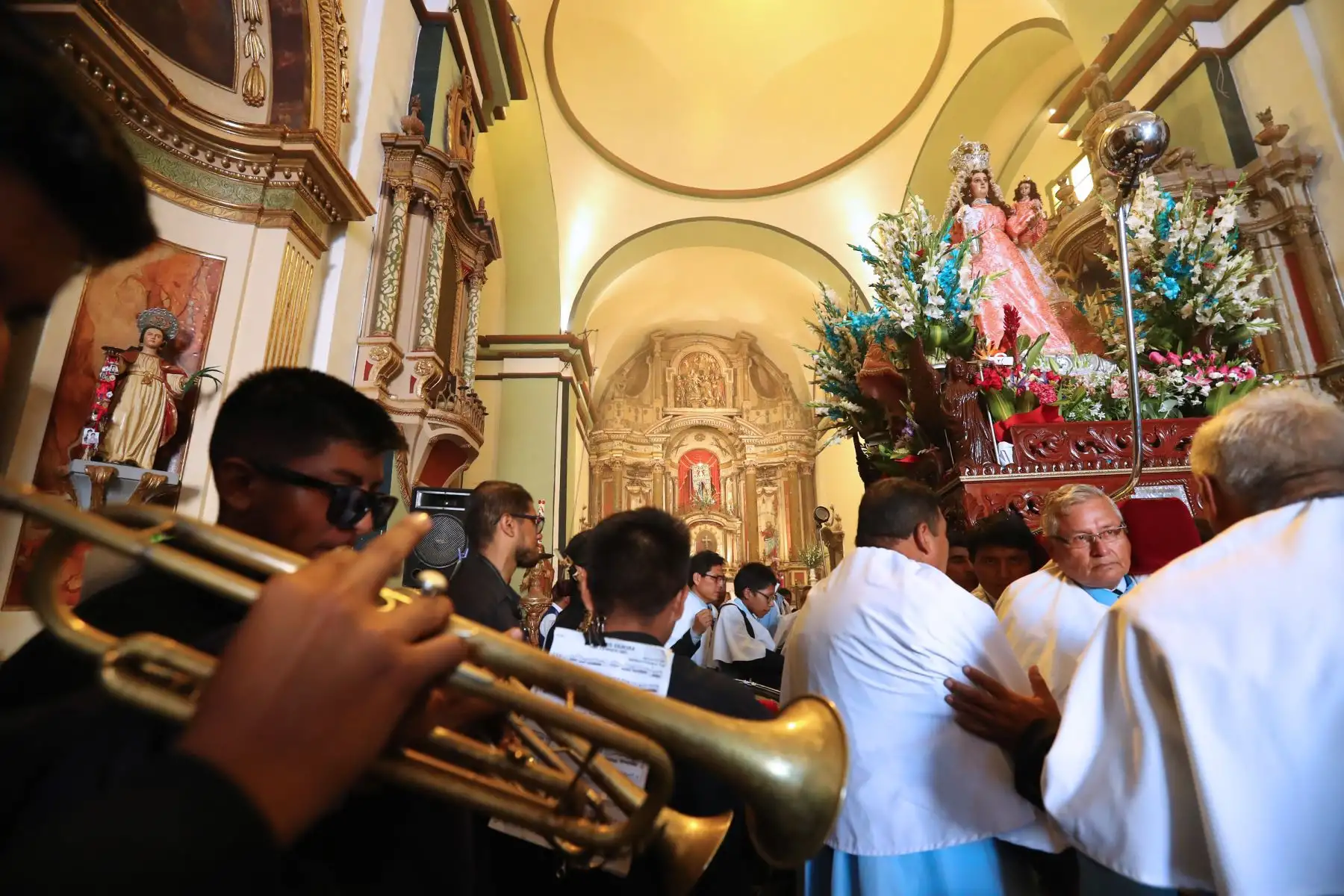 Devotos rinden tributo a  la Virgen de Chapi en la iglesia San Francisco en Lima. Foto: ANDINA/Norman Córdova