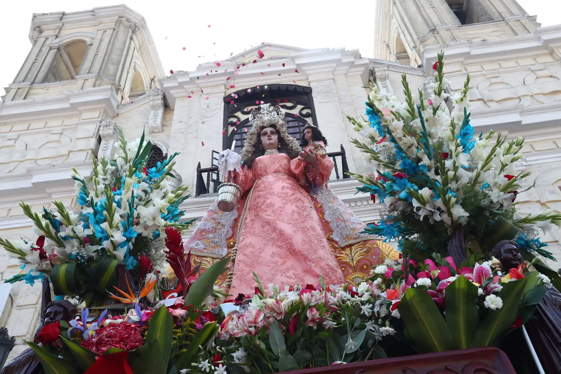 Devotos rinden tributo a  la Virgen de Chapi en la iglesia San Francisco en Lima. Foto: ANDINA/Norman Córdova