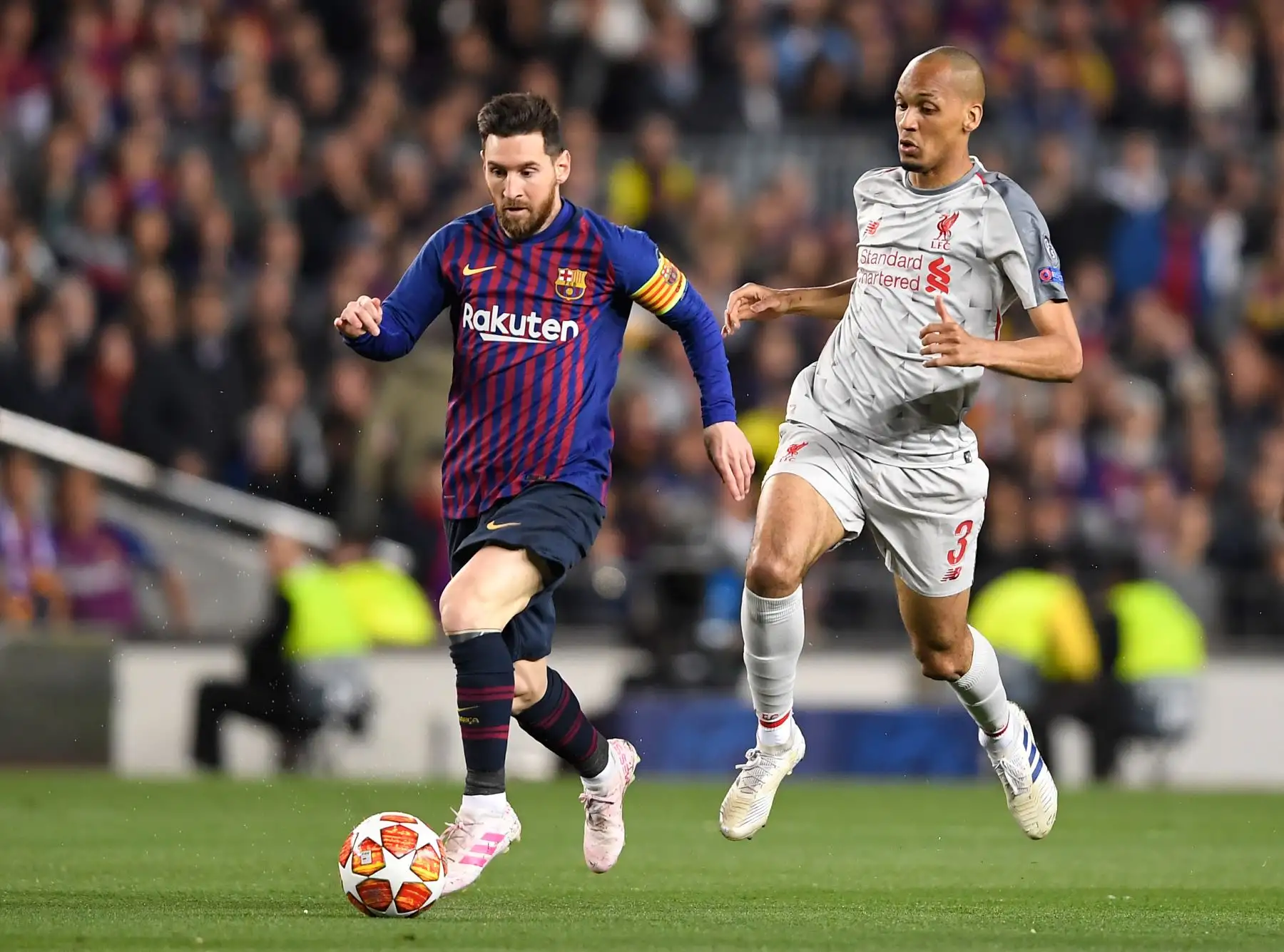 El delantero argentino del Barcelona, ​​Lionel Messi (L), supera al mediocampista brasileño del Liverpool, Fabinho, durante la semifinal de la UEFA Champions League en el partido de fútbol de ida entre el Barcelona y el Liverpool.
Foto:AFP
