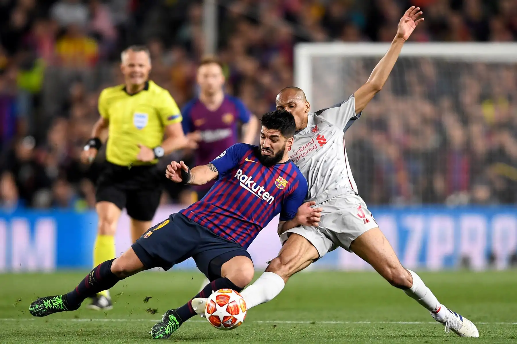 El delantero uruguayo del barcelonista Luis Suárez compite con el mediocampista brasileño del Liverpool, Fabinho (R), durante la semifinal de la UEFA Champions League en el partido de ida y vuelta entre Barcelona y Liverpool.
Foto.AFP