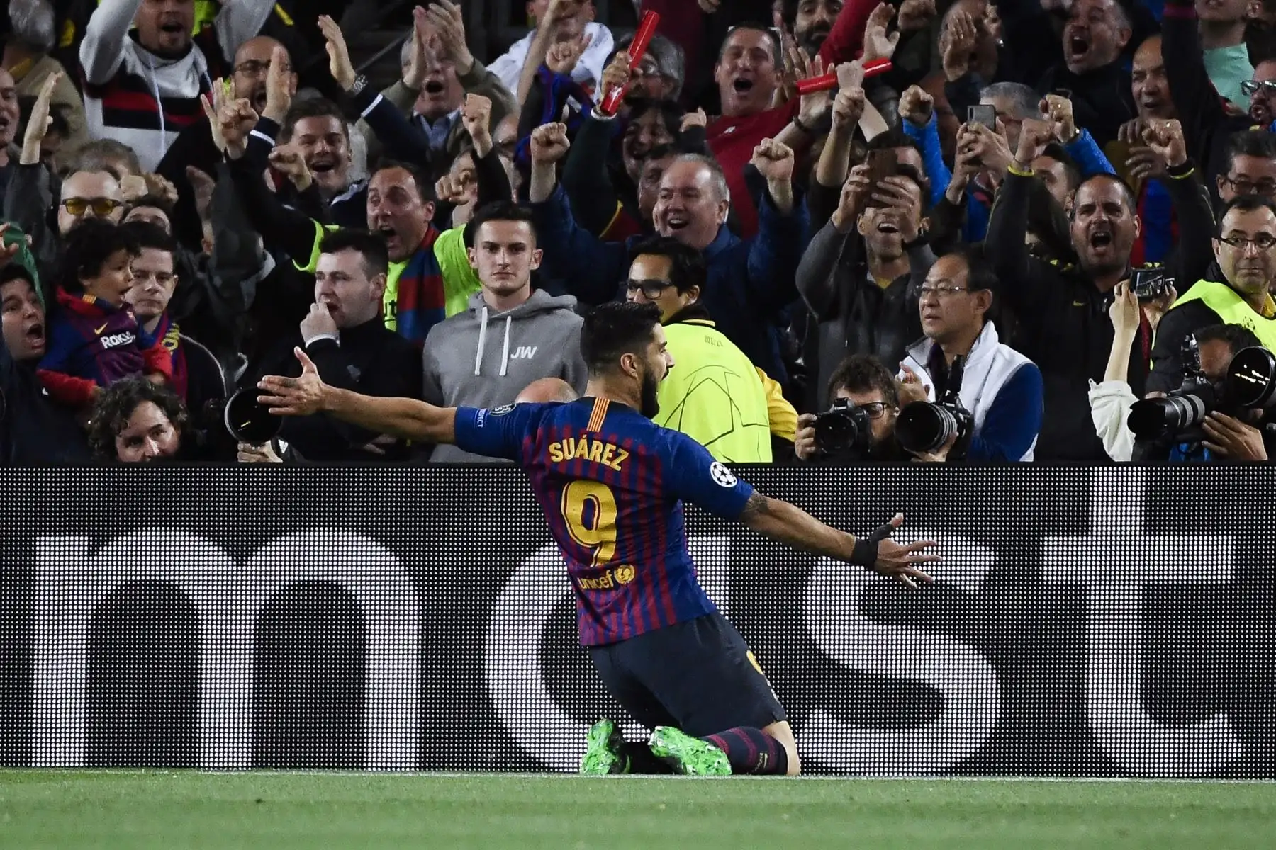 El delantero uruguayo del suizo Luis Suárez celebra después de marcar un gol durante la semifinal de la UEFA Champions League, partido de fútbol de ida entre Barcelona y Liverpool.
Foto:AFP
