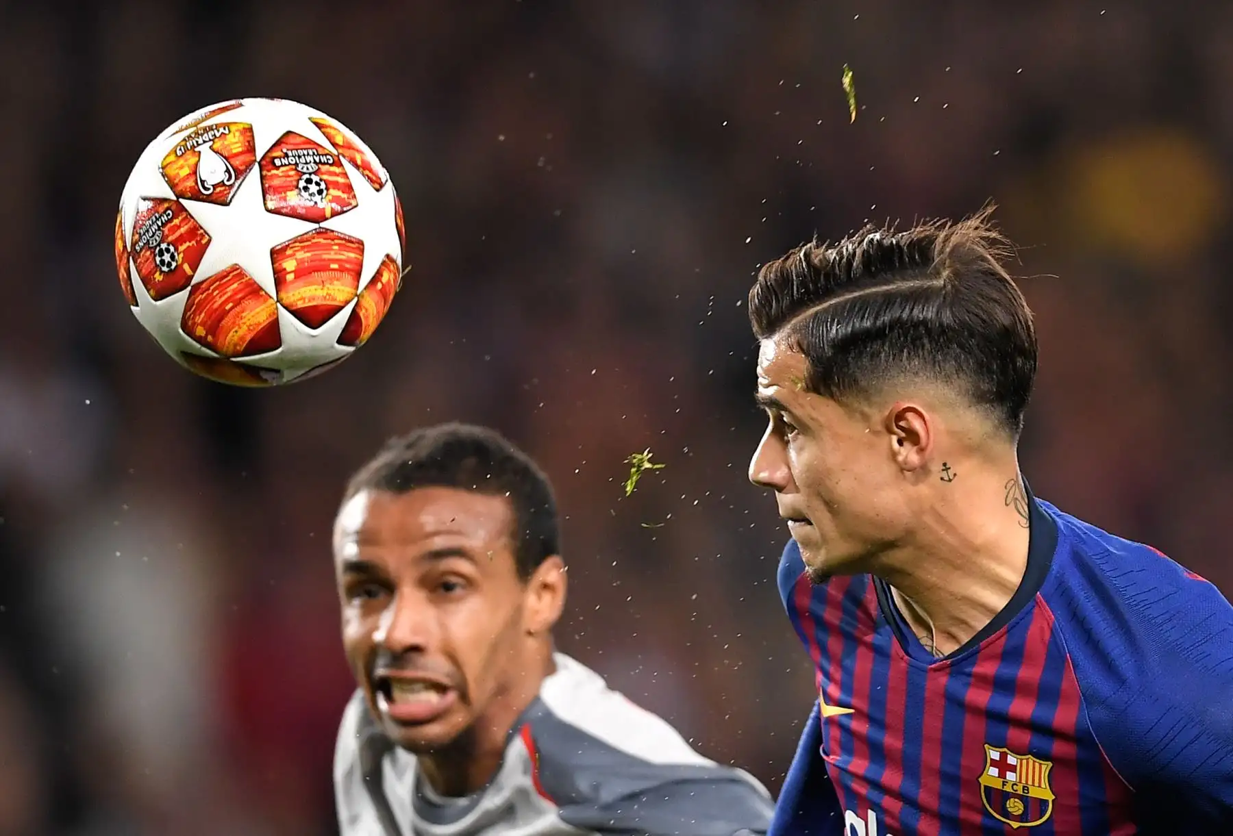 El defensor de Liverpool en Camerún, Joel Matip, compite con el mediocampista brasileño de Barcelona Philippe Coutinho (R) durante la semifinal de fútbol de la UEFA Champions League entre Barcelona y Liverpool.
Foto:AFP
