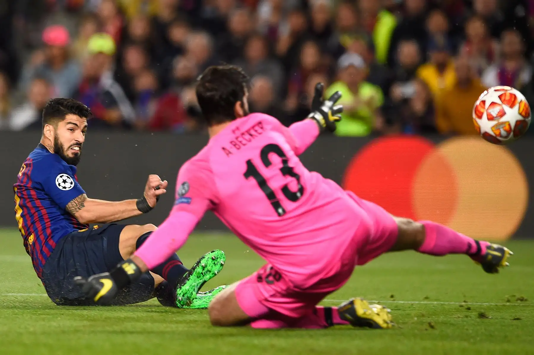 El delantero uruguayo del barcelonista Luis Suárez marca un gol a pesar del portero brasileño Alisson durante el partido de fútbol de ida y vuelta en la semifinal de la UEFA Champions League entre el FC Barcelona y el Liverpool.
Foto:AFP