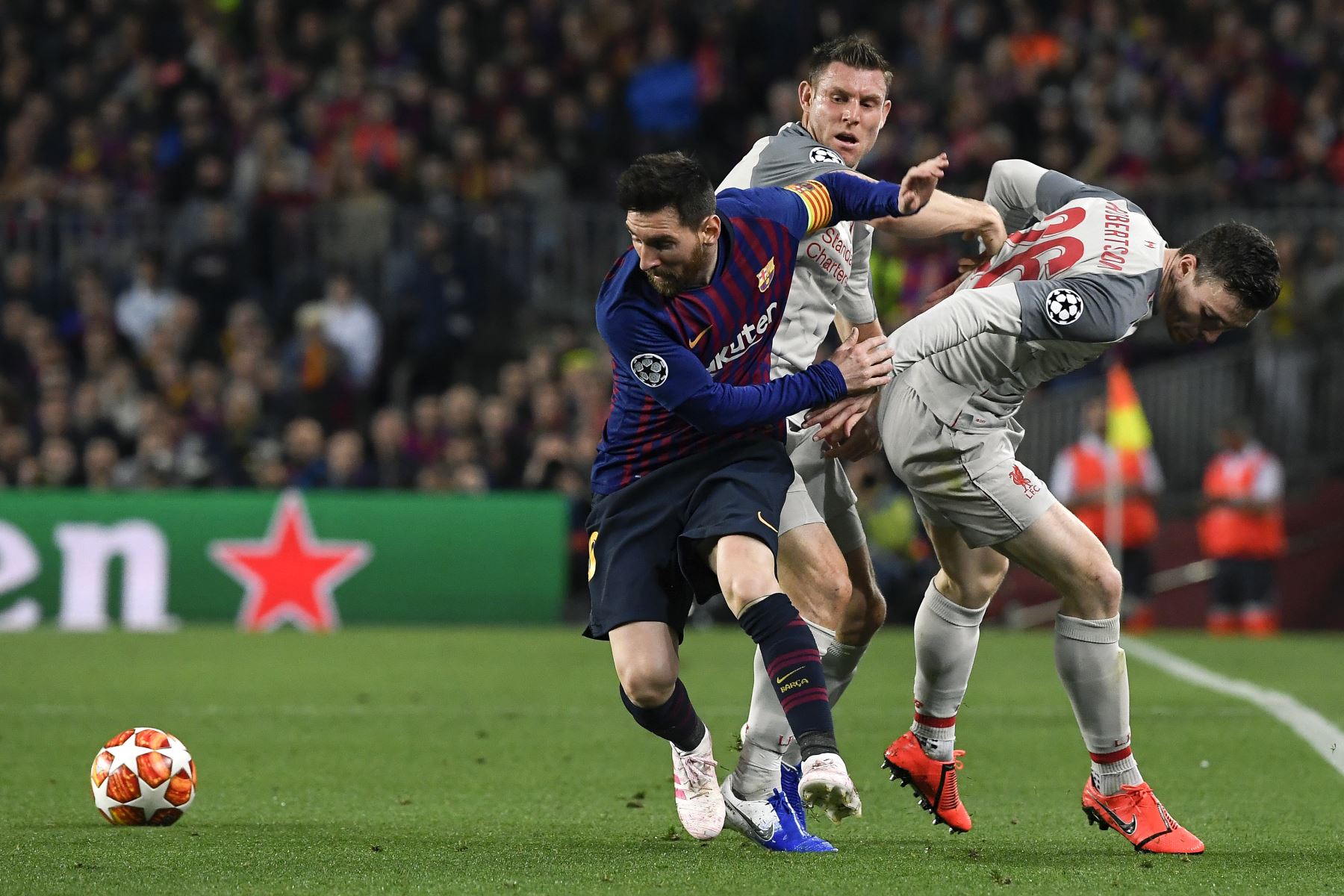 El delantero argentino del Barcelona Lionel Messi (L) se enfrenta al mediocampista inglés del Liverpool James Milner (C) y al defensa escocés Andrew Robertson (R) del Liverpool durante la semifinal de la UEFA Champions League en el partido de fútbol de ida entre Barcelona y Liverpool.Foto:AFP