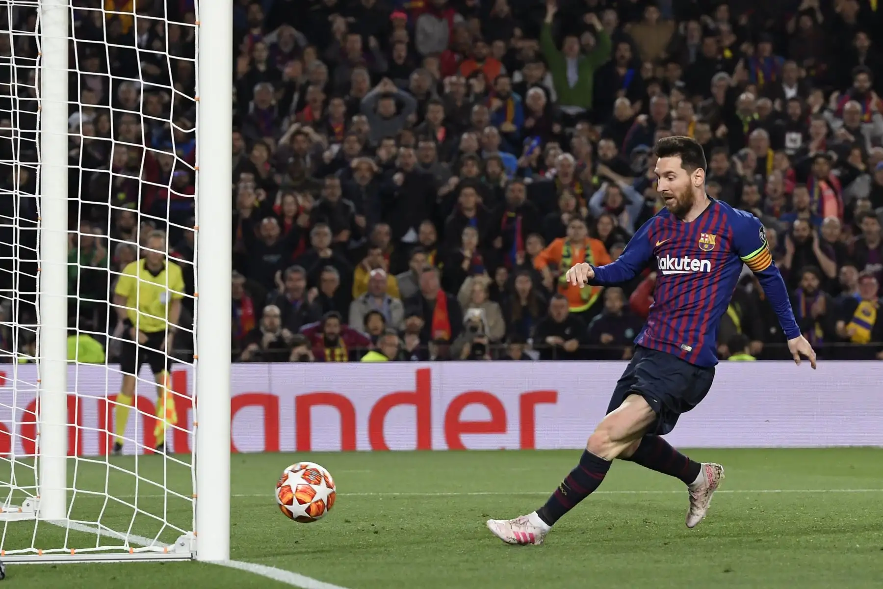 El delantero argentino de Barcelona, ​​Lionel Messi, anota un gol durante la semifinal de la UEFA Champions League en el partido de ida y vuelta entre Barcelona y Liverpool en el Camp Nou Stadium de Barcelona.
Foto:AFP