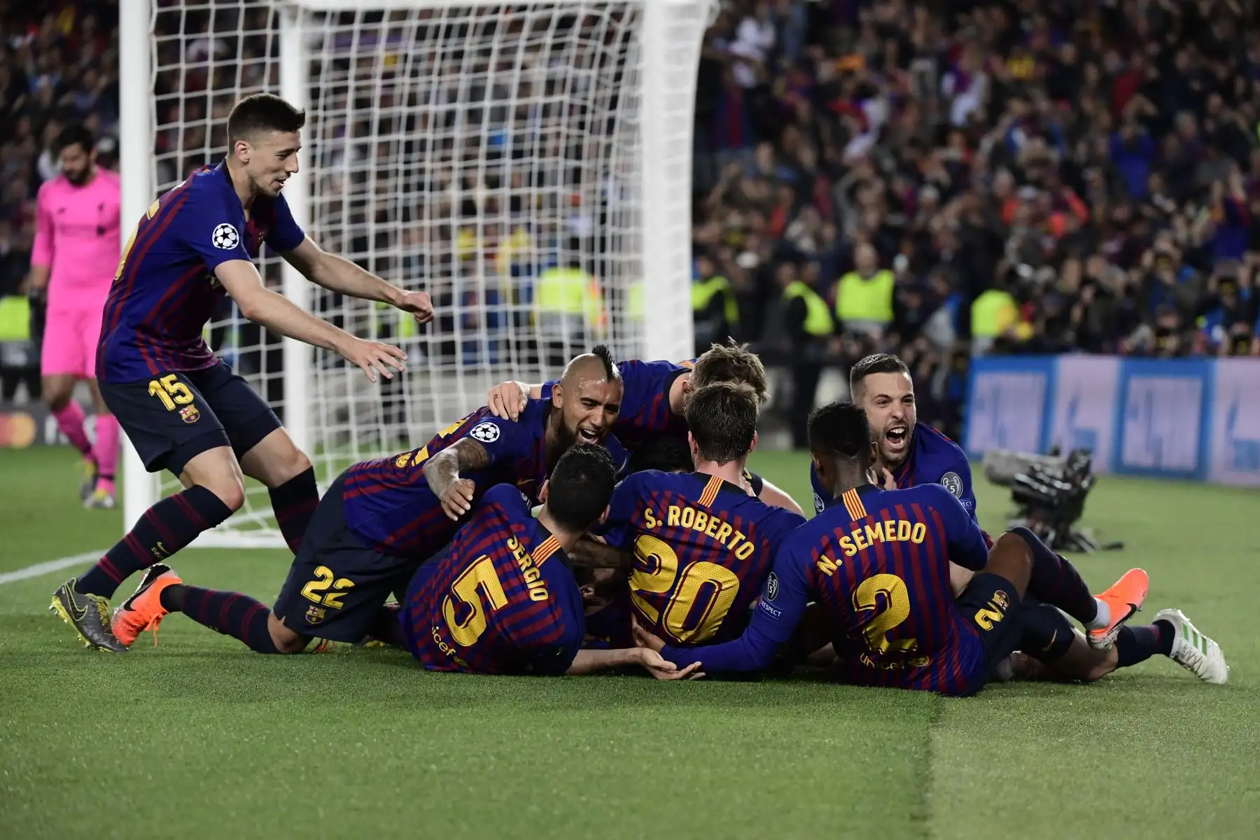 Los jugadores del Barcelona celebran su tercer gol durante el partido de fútbol de ida y vuelta en la semifinal de la Liga de Campeones de la UEFA entre el Barcelona y el Liverpool.
Foto:AFP