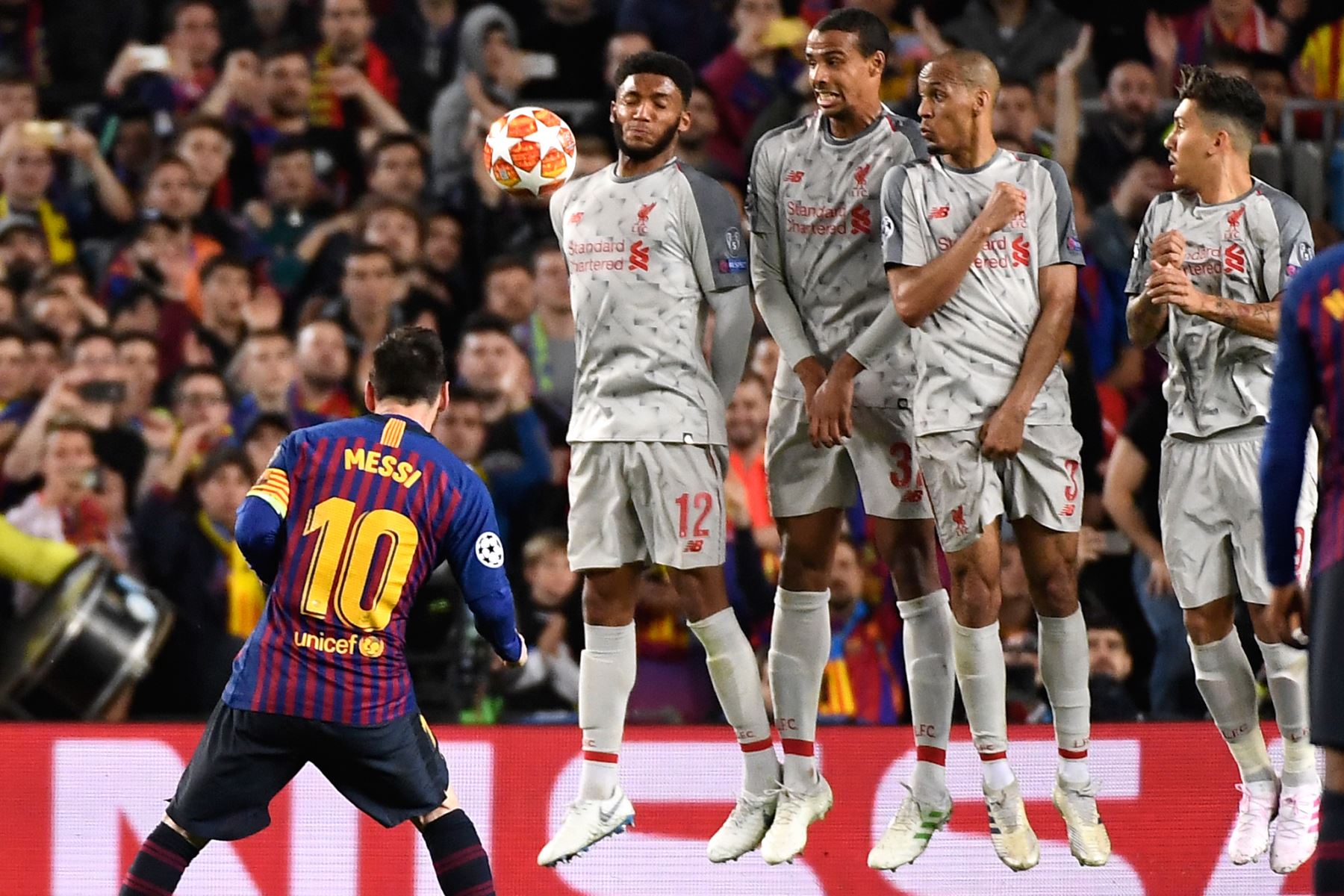 El delantero argentino de Barcelona, ​​Lionel Messi, anotó un tiro libre durante el partido de fútbol de ida de las semifinales de la UEFA Champions League entre el FC Barcelona y el Liverpool en el estadio Camp Nou de Barcelona.
Foto:AFP