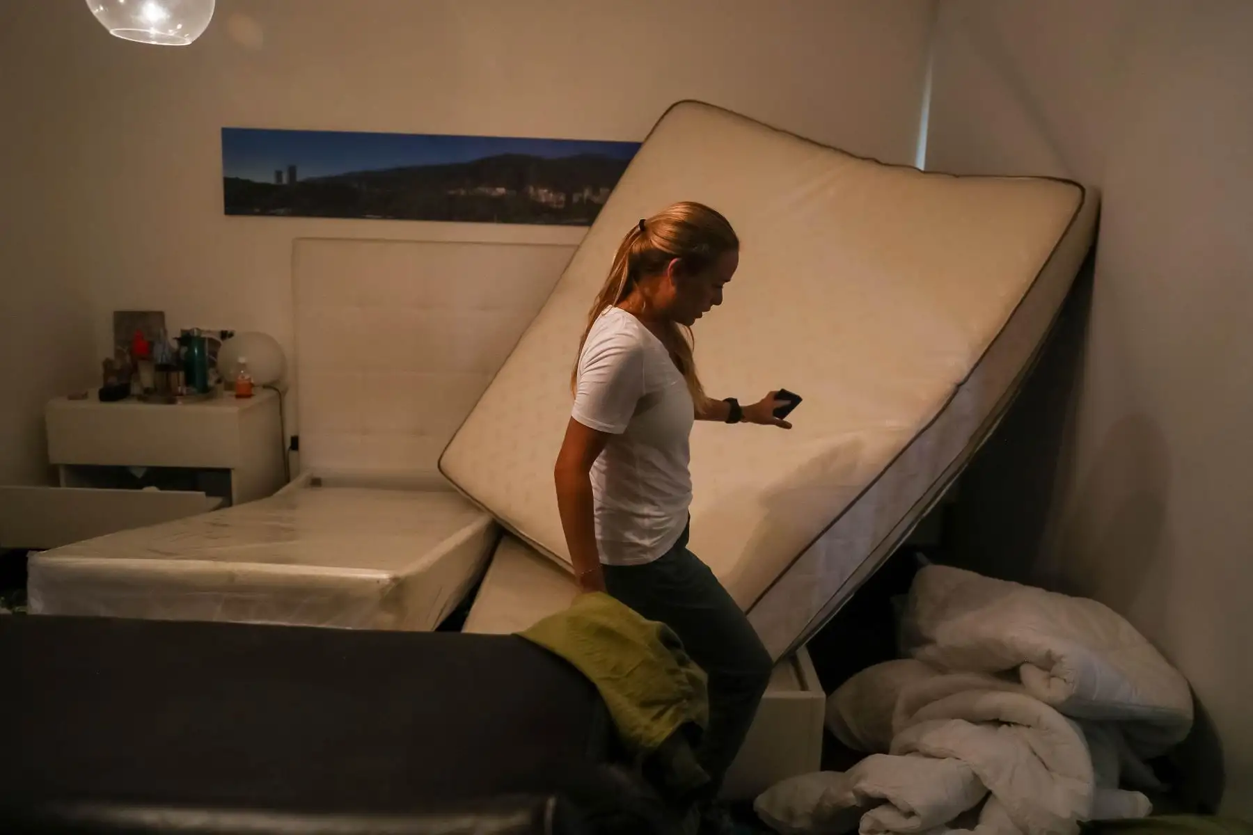 Lilian Tintori, esposa de Leopoldo López, recorre su casa en Caracas (Venezuela). La vivienda del opositor venezolano Leopoldo López fue allanada y robada este miércoles por varios sujetos a quienes diversos testigos identificaron como miembros del Servicio Bolivariano de Inteligencia Nacional (Sebin), según constató Efe. Foto: EFE
