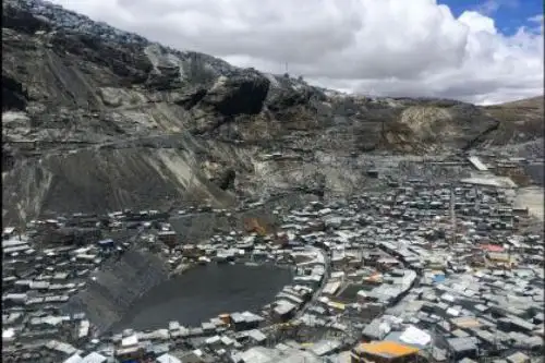 Por estar ubicada a 5,100 metros sobre el nivel del mar, el centro poblado de La Rinconada, en el departamento de Puno, es considerado como la urbe de mayor altitud y una de las más extremas del planeta, por lo que ha empezado a concitar el interés de los aficionados a deportes de aventura como el montañismo y el excursionismo.