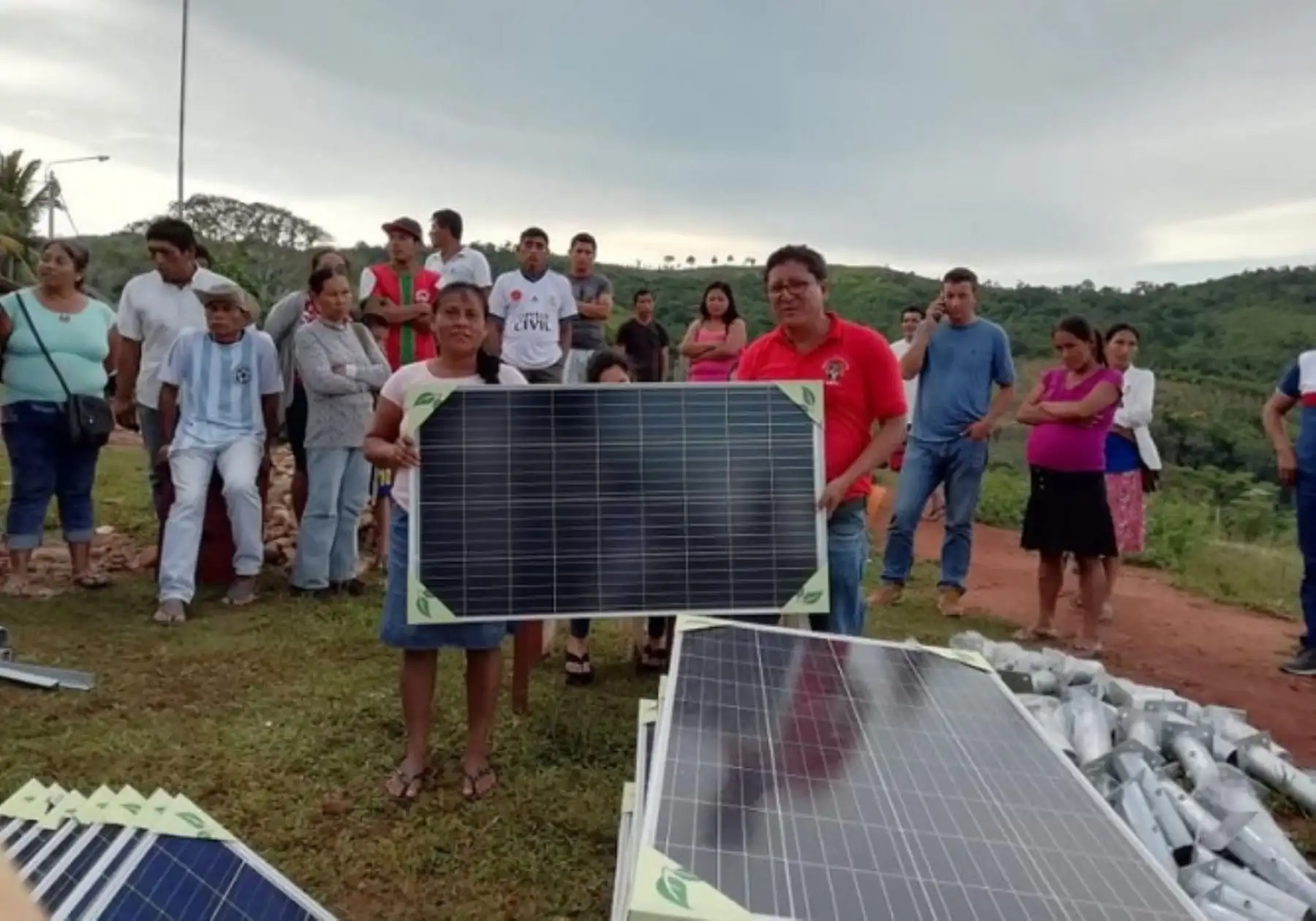 El Ministerio de Energía y Minas (MEM) en convenio con la Municipalidad Provincial de Lamas, entregó hasta el momento 352 paneles solares en localidades indígenas de las etnias Shawi y Quechua, establecidas en los distritos Zapatero y Caynarachi, cuyo valor individual es de 1500 dólares americanos, que incluye la instalación a cargo de la empresa TRE Perú.