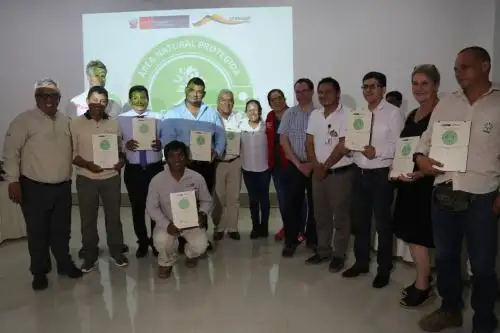 El Servicio Nacional de Áreas Naturales Protegidas por el Estado (Sernanp), organismo adscrito al Ministerio del Ambiente (Minam), otorgó el título de licenciamiento “Aliados por la Conservación” a productores y operadores turísticos de la región Madre de Dios que realizan actividades sostenibles en la Reserva Nacional Tambopata y el Parque Nacional Bahuaja Sonene.