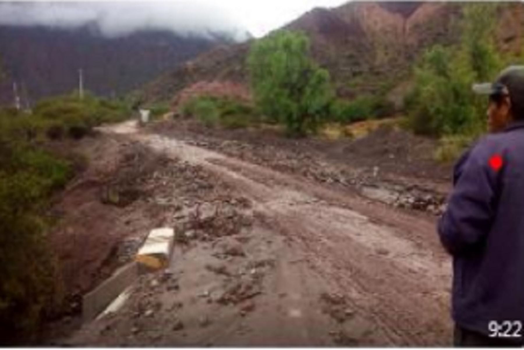 Debido a las lluvias constantes en la región Huancavelica, se produjo un deslizamiento de tierra y lodo afectando vías de comunicación, a la altura del anexo Pucatoro, en el kilómetro 302 al 310 de la carretera Huancayo – Ayacucho, en el distrito de San Miguel de Mayocc, provincia de Churcampa, por lo que el tránsito sigue restringido solo para los vehículos menores.