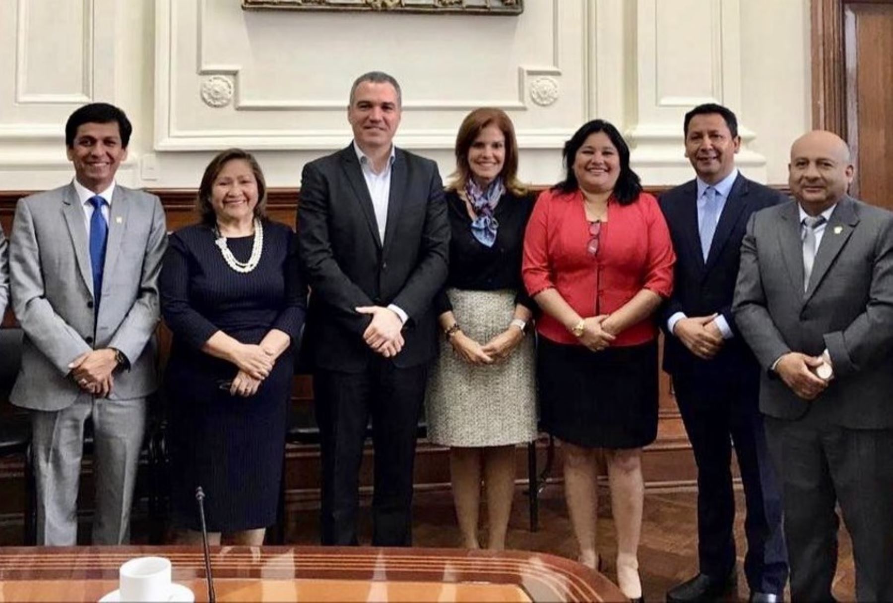 Bancada Peruanos por el Kambio se reúne con el presidente del Consejo de Ministros, Salvador del Solar.