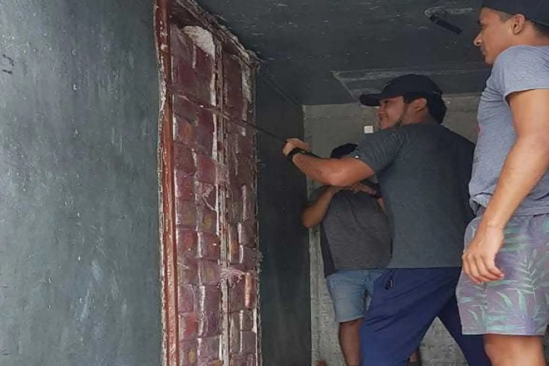 El Ministerio Público y la Policía Nacional incautaron un cargamento de 370.390 kilos de marihuana que estaba camuflado en las paredes y techo de un camión frigorífico, intervenido a la altura del kilómetro 166 de la carretera Panamericana Norte, con dirección al distrito piurano de Máncora.