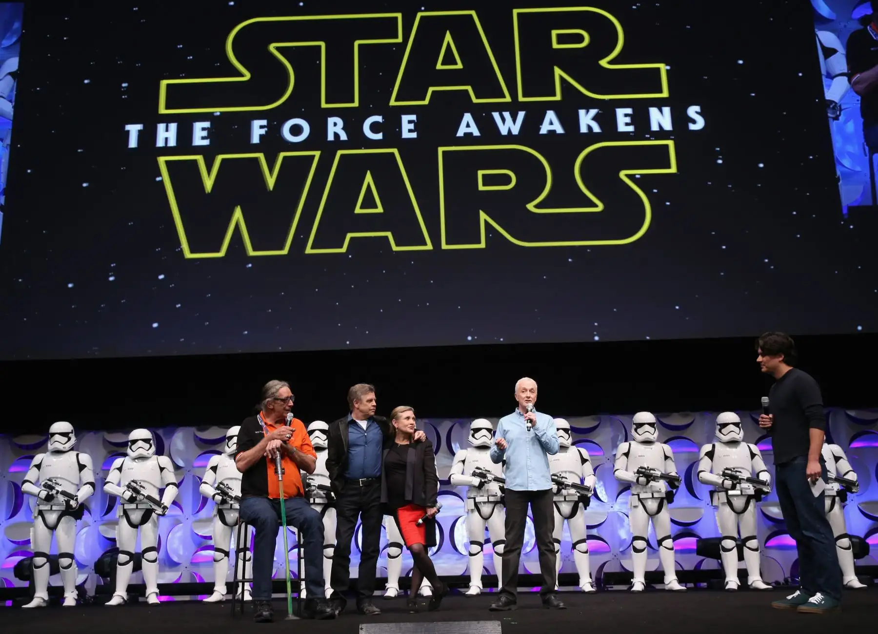 Los actores (L-R) Peter Mayhew, Mark Hamill, Carrie Fisher y Anthony Daniels y el moderador Anthony Breznican hablan en el escenario durante la celebración de Star Wars 2015 el 16 de abril de 2015. Foto: AFP