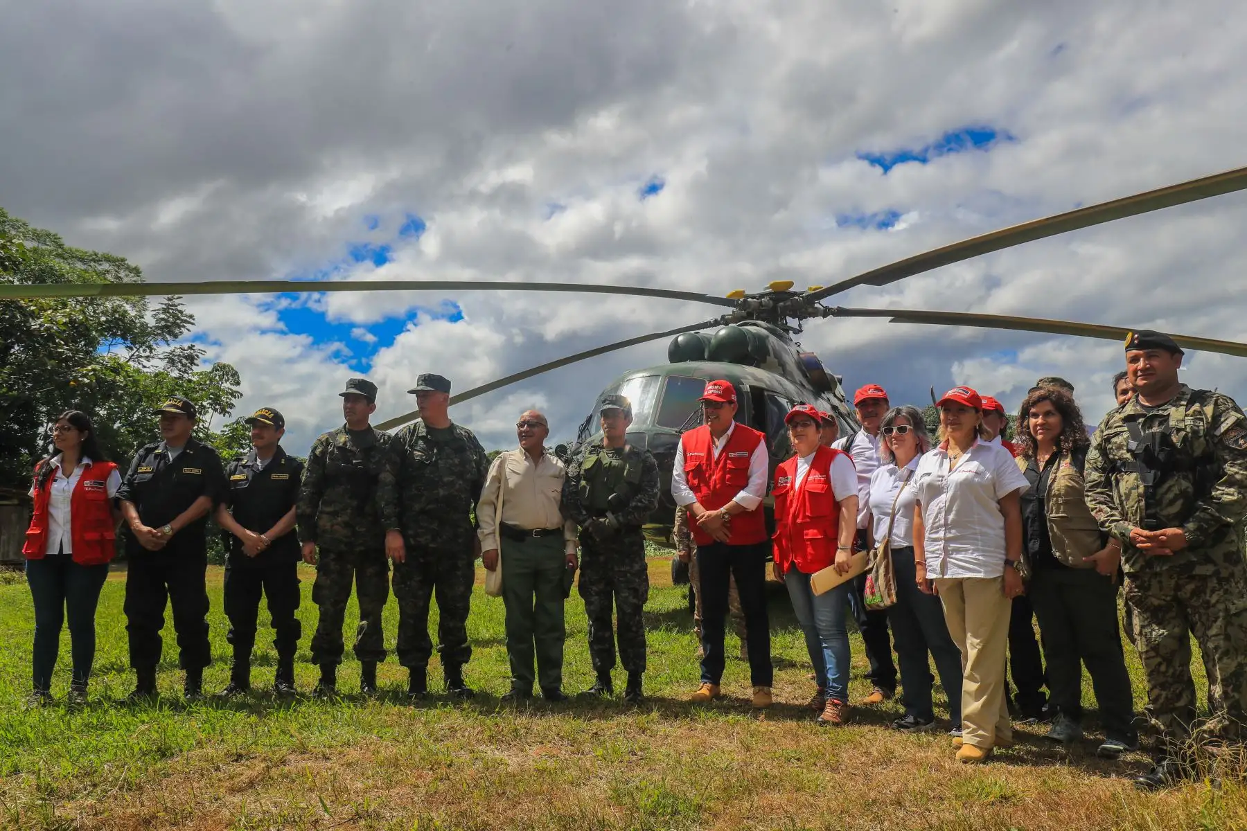Los ministros José Huerta, Lucía Ruiz Ostoic, Ulla Holmquist y Rocío Barrios, realizaron una visita de inspección a bases mixtas y puestos de control de las Fuerzas Armadas en La Pampa, Madre de Dios.Foto: ANDINA/Juan Carlos Guzmán Negrini.