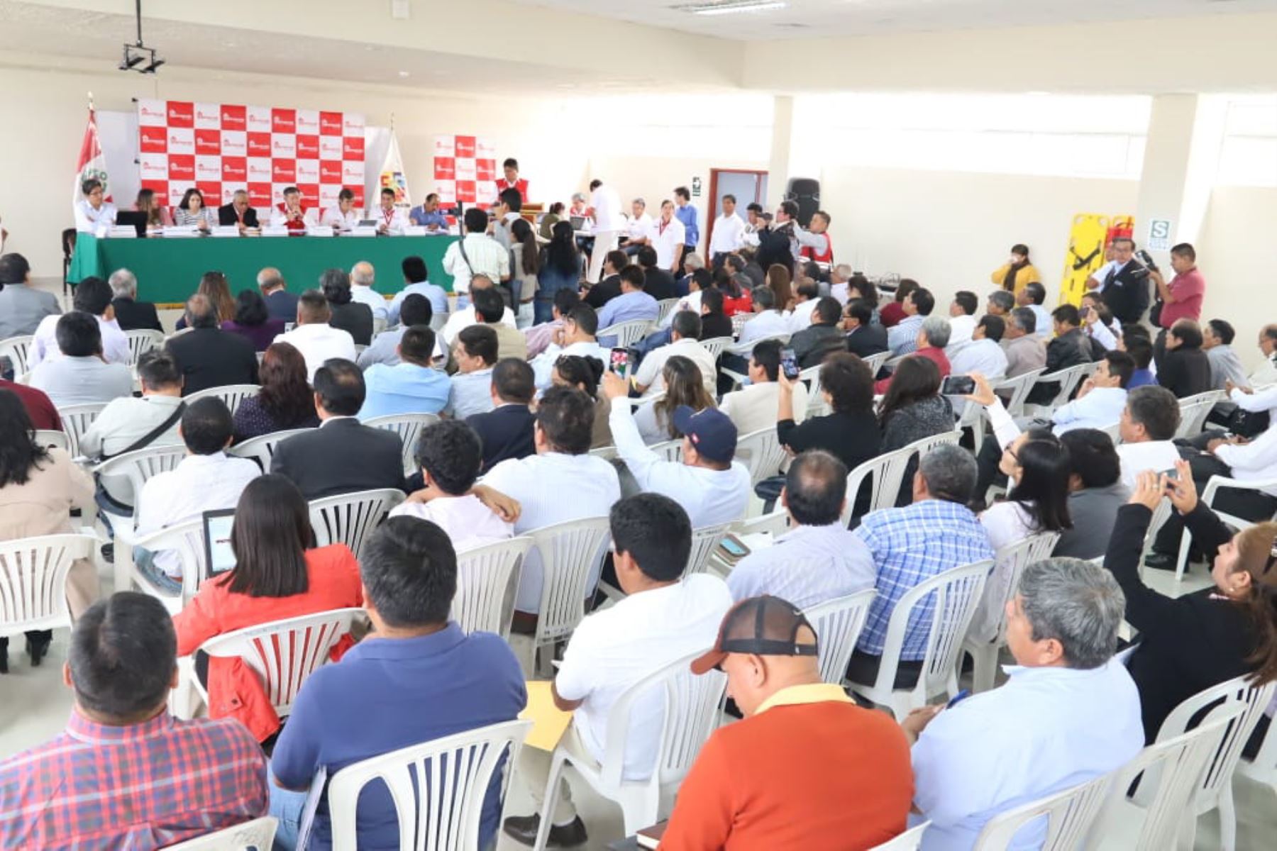 El director ejecutivo de la ARCC, Nelson Chui, se reunió con el gobernador regional de Lima y más de 50 alcaldes.