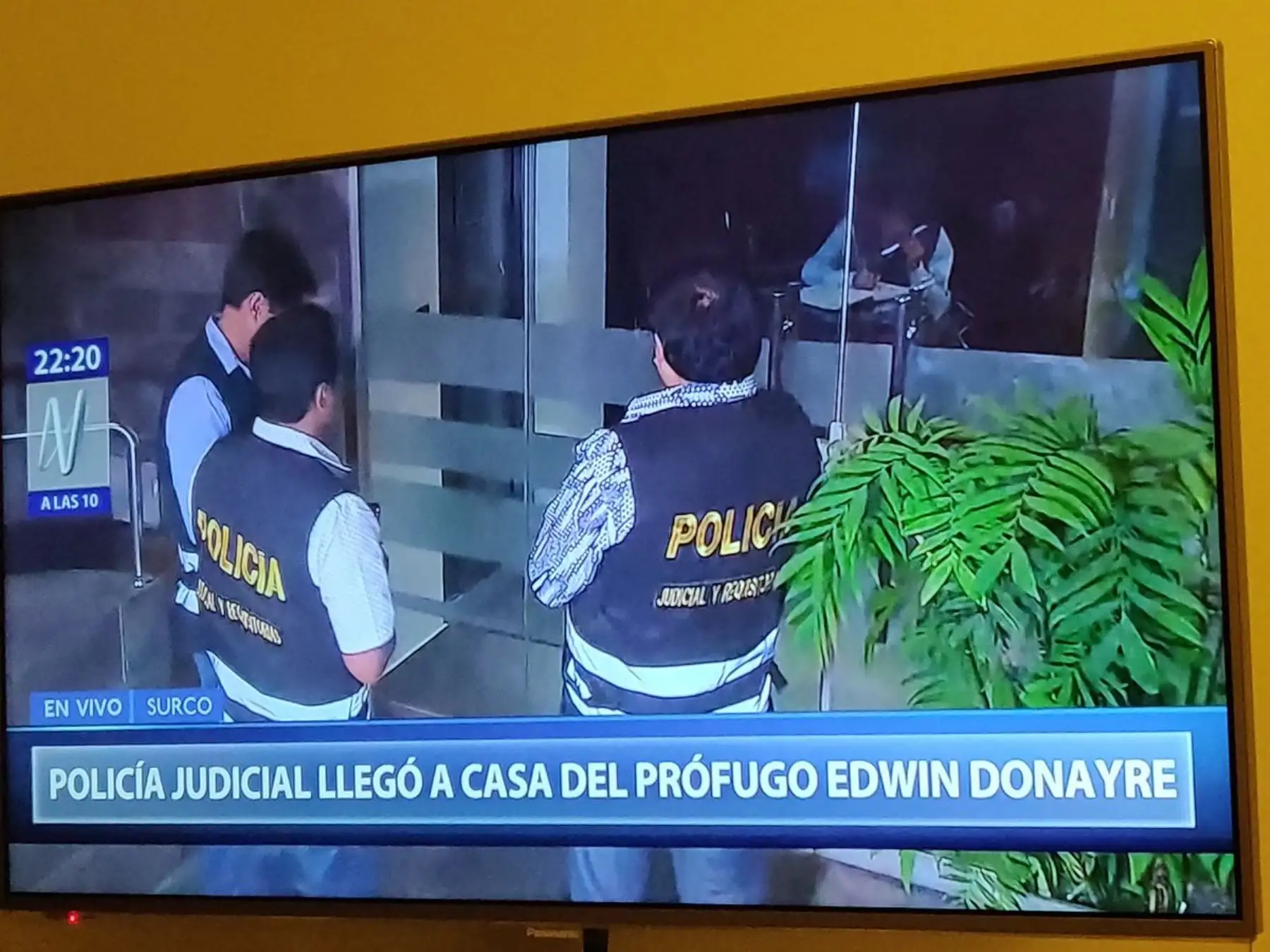Policía llega a casa de Edwin Donayre.