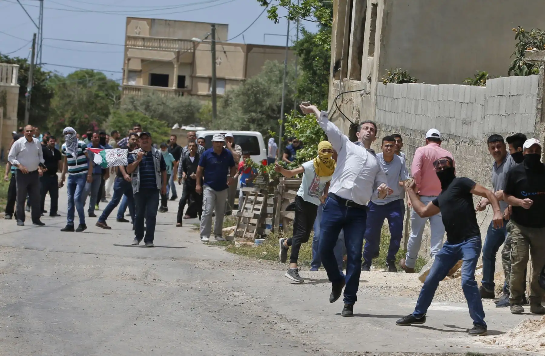 Manifestantes palestinos lanzan piedras hacia las fuerzas israelíes. Foto: AFP