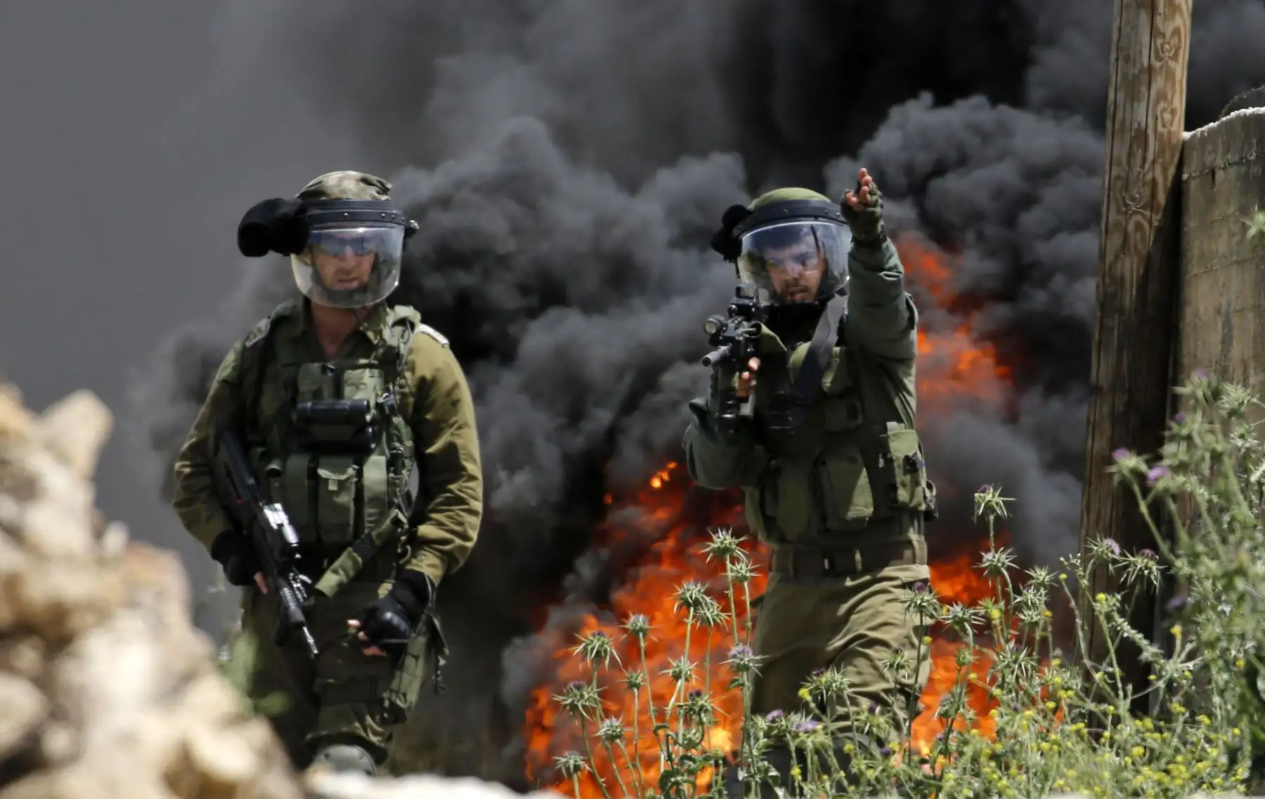 Fuerzas de seguridad israelíes se posicionan durante los enfrentamientos con palestinos. Foto: AFP