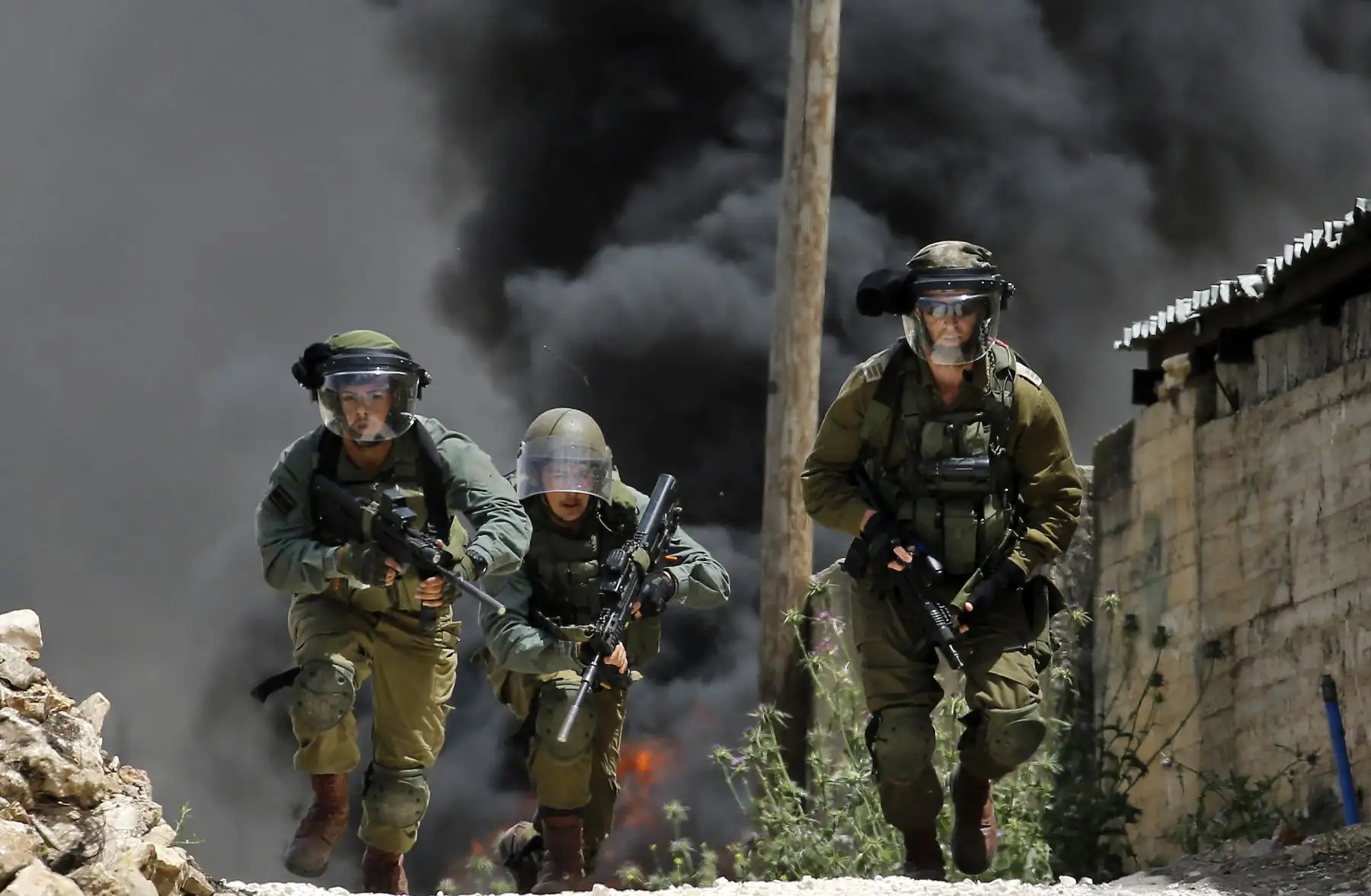 Fuerzas de seguridad israelíes se posicionan durante los enfrentamientos con palestinos. Foto: AFP