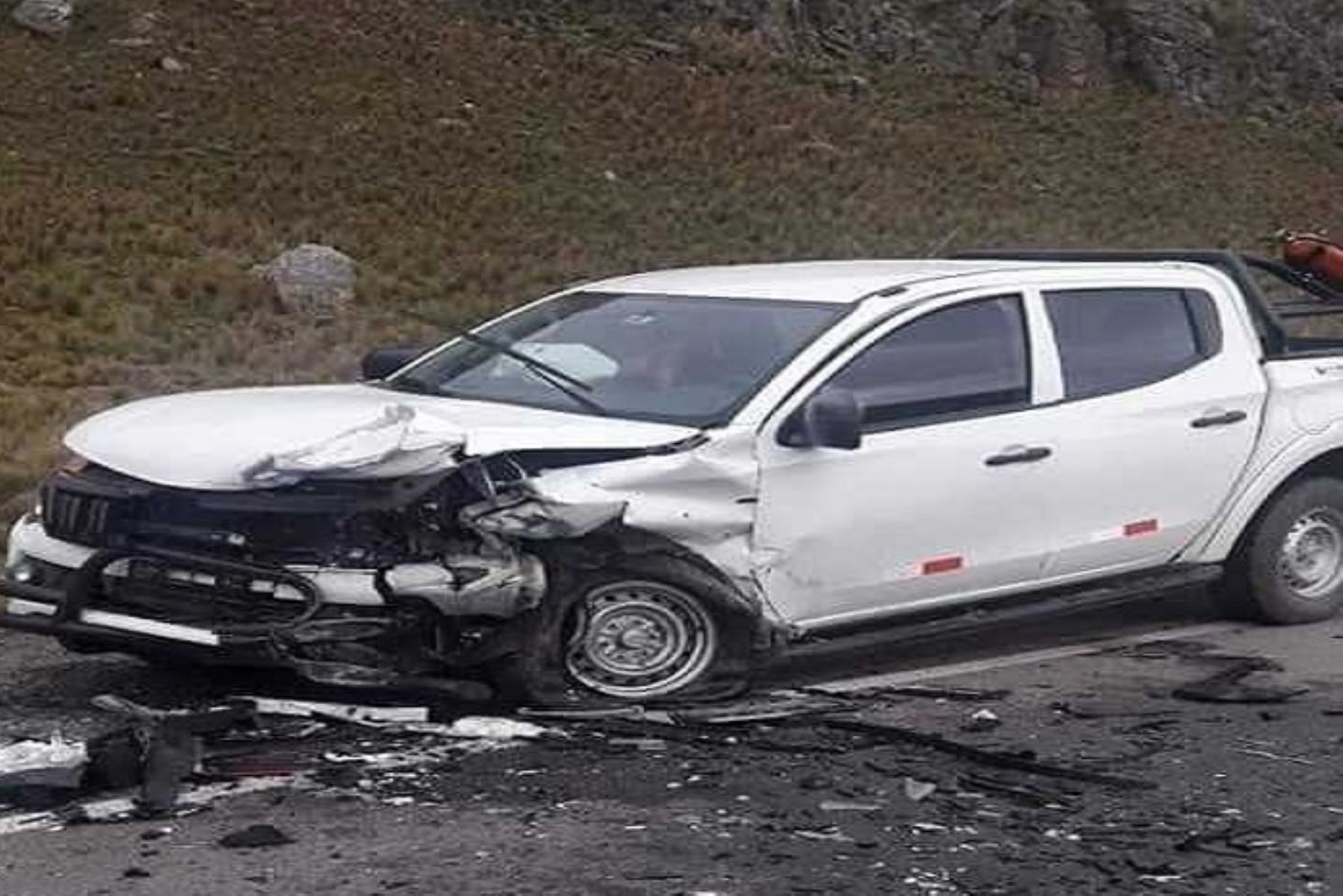 Una persona murió y otras cuatro resultaron heridas al chocar una camioneta y un auto particular a la altura del kilómetro 516 de la vía Pativilca – Huaraz, en la región Áncash; informó la Policía local.