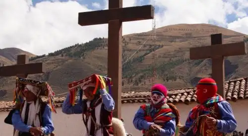 Cada 3 de mayo se conmemora la Fiesta de las Cruces, también llamada Cruz de Mayo, y representa el sacrificio de Jesús. En Perú, esta festividad católica se remonta a los inicios de la evangelización con la conquista española y adquirió en las diversas regiones un sentido de identidad y protección que se expresa en tradiciones y costumbres llenas de devoción y riqueza cultural.