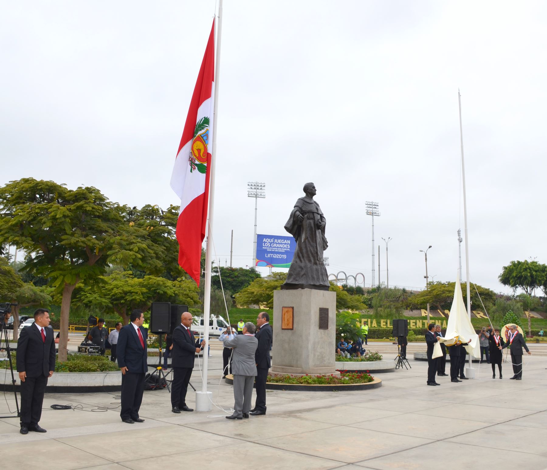Autoridades izan la bandera en primer día de aniversario. Foto: UNMSM