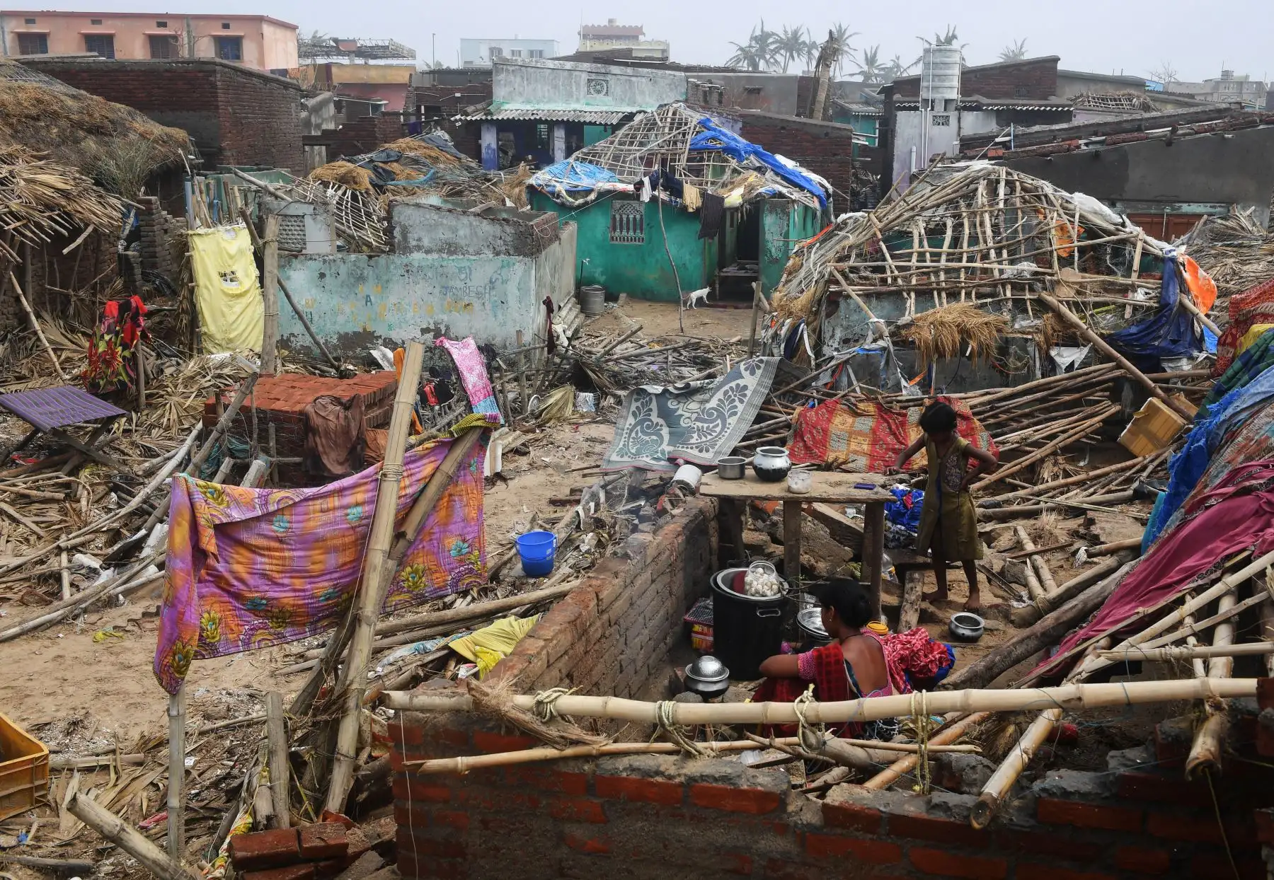 Una mujer india se sienta con su hijo junto a los edificios dañados por la tormenta en Puri, en el estado indio oriental de Odisha, después de que el ciclón Fani barriera la zona. 
Foto:AFP