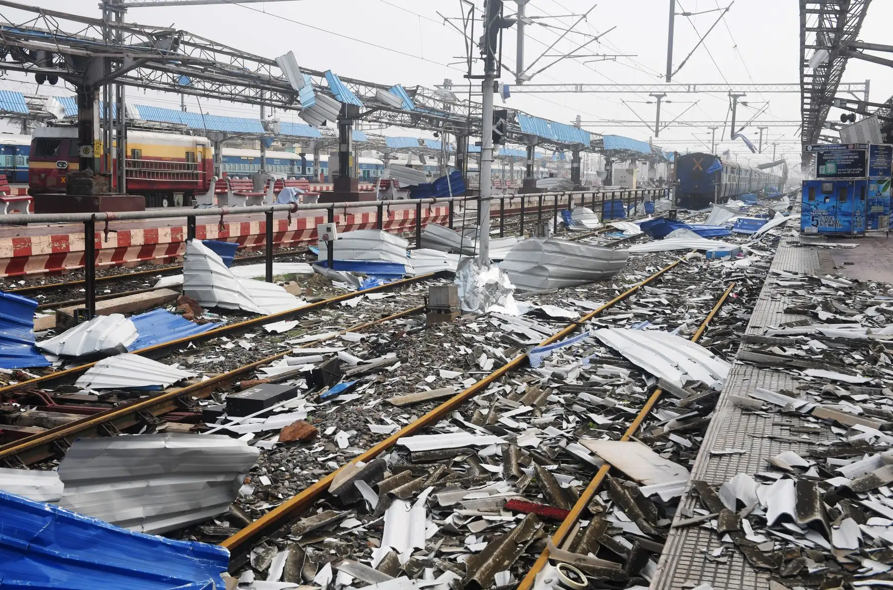 Los escombros cubren las vías del tren en la estación de ferrocarril dañada en Puri, en el estado indio oriental de Odisha, después de que el ciclón Fani barriera el área. 
Foto:AFP