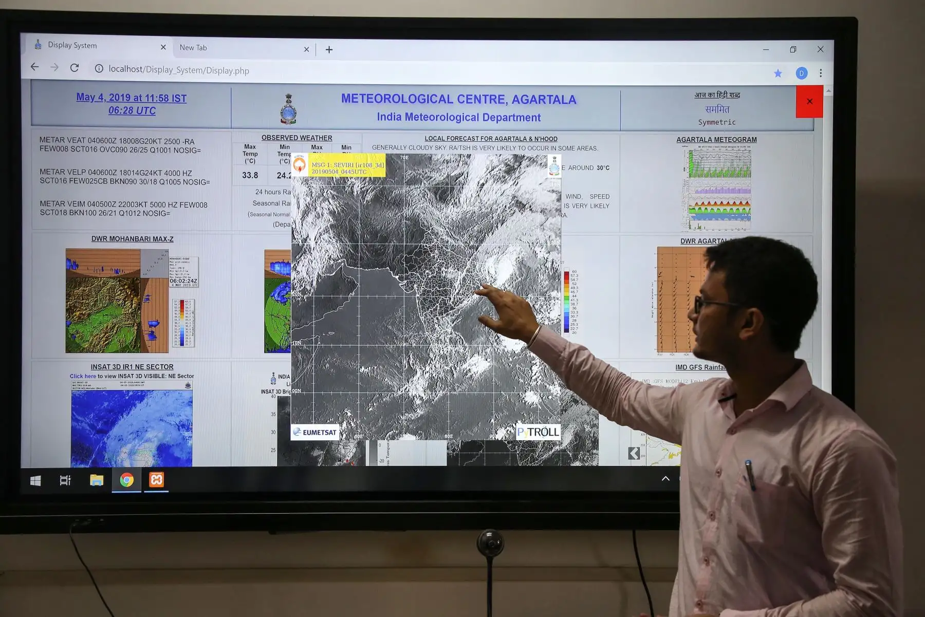 Sanjay Sarma, un científico de la Organización de Ciencias del Sistema Terrestre del Departamento Meteorológico de la India, monitorea al ciclón Fani en su oficina en las afueras de Agartala en el noreste de India.
Foto:AFP