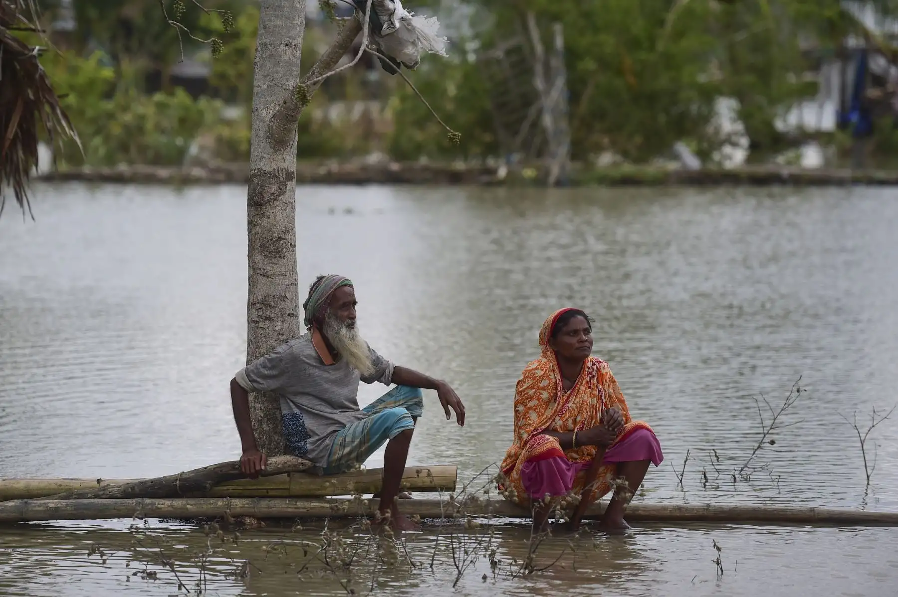Una pareja de ancianos abandonada se sienta en un tronco cerca de su casa rodeada de aguas altas en Khulna,cuando el ciclón Fani llegó a Bangladesh. 
Foto:AFP