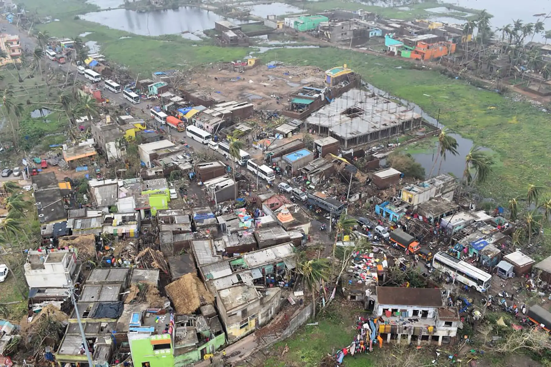 Esta fotografía aérea publicada por el Servicio de Guardacostas de la India, muestra daños por tormentas en una zona residencial de Puri en el estado de Odisha, en la India oriental.
Foto:AFP