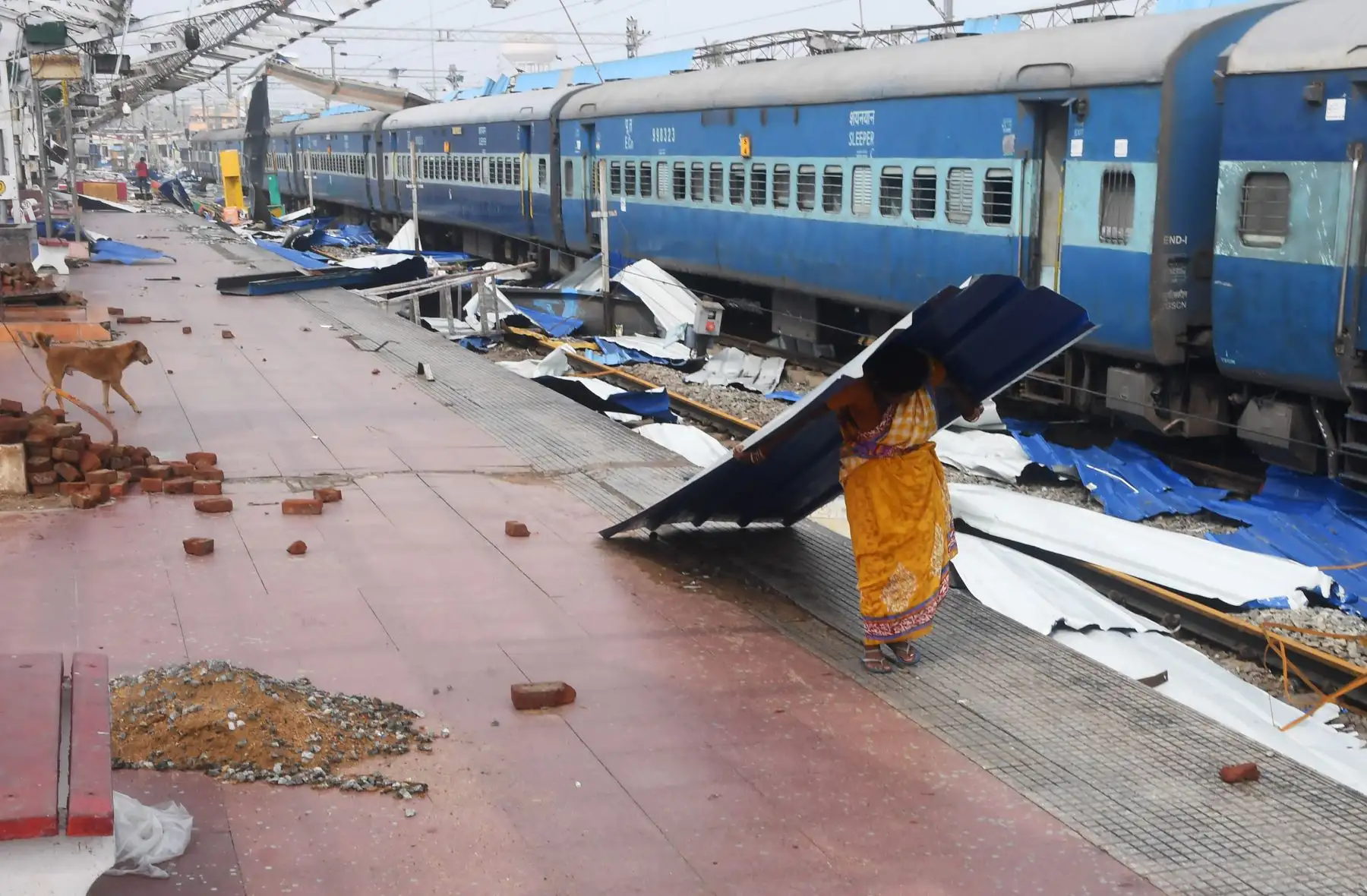 Una mujer india transporta un pedazo de escombros junto a las vías del tren en la estación de ferrocarril dañada en Puri, en el estado indio oriental de Odisha.
Foto:AFP