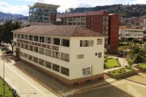 La Superintendencia Nacional de Educación Superior Universitaria (Sunedu) otorgó la licencia institucional a la Universidad Nacional de San Antonio Abad del Cusco (UNSAAC), la tercera más antigua del Perú y emblema de la región Cusco.