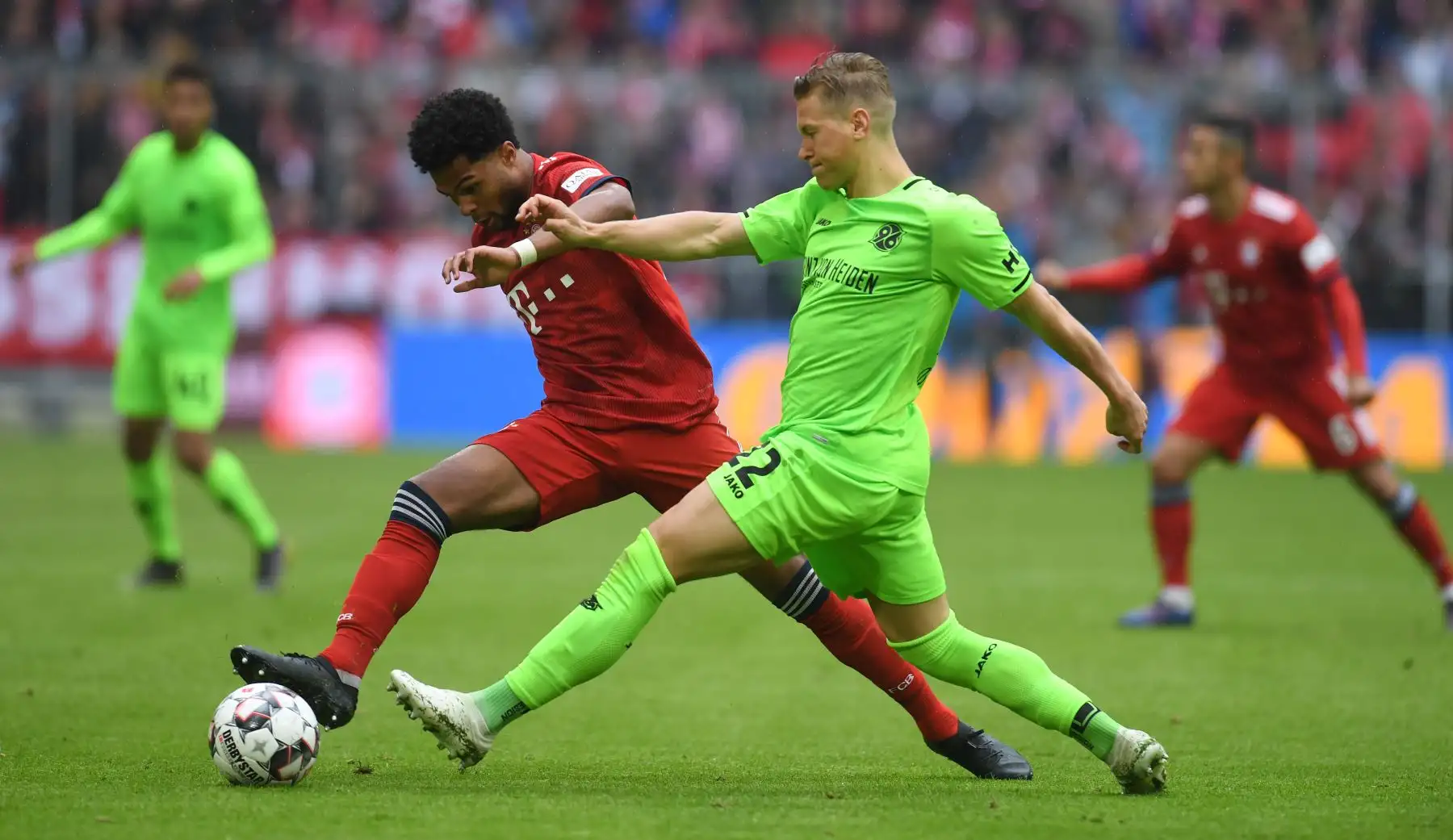 El mediocampista del Bayern Munich Serge Gnabry (L) y el defensor alemán del Hanover Matthias Ostrzolek compitieron por el balón durante el partido de fútbol de la Bundesliga alemana de primera división FC Bayern Munich - Hanover.
Foto:AFP