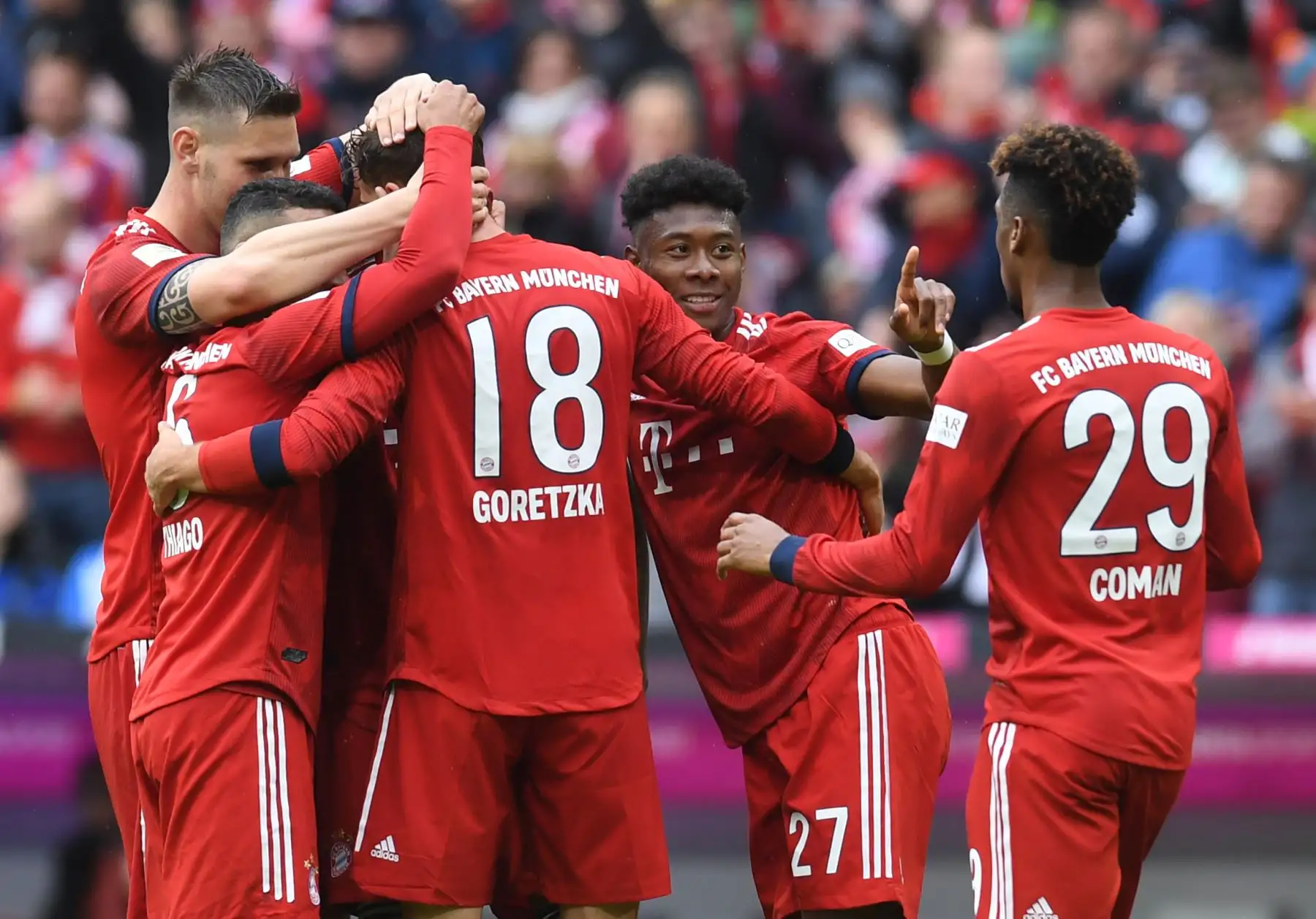 El mediocampista del Bayern Munich, Leon Goretzka (2ndR) es felicitado por sus compañeros Niklas Suele, Thiago Alcantara, Jerome Boateng, David Alaba y Kingsley Coman luego de que anotó el segundo gol del equipo durante la primera división alemana de la Bundesliga, partido de fútbol FC Bayern Munich vs Hanover.
Foto:AFP