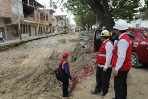 El contralor general, Nelson Shack, supervisó hoy en Tumbes tres importantes obras de pavimentación y saneamiento que colindan con la avenida Mariscal Castilla, en las cuales se están invirtiendo más de S/ 19 millones. Los proyectos ejecutados por el Gobierno Regional de Tumbes y la Municipalidad Provincial de Tumbes, han causado malestar de la población debido al cierre de calles y contaminación ambiental.