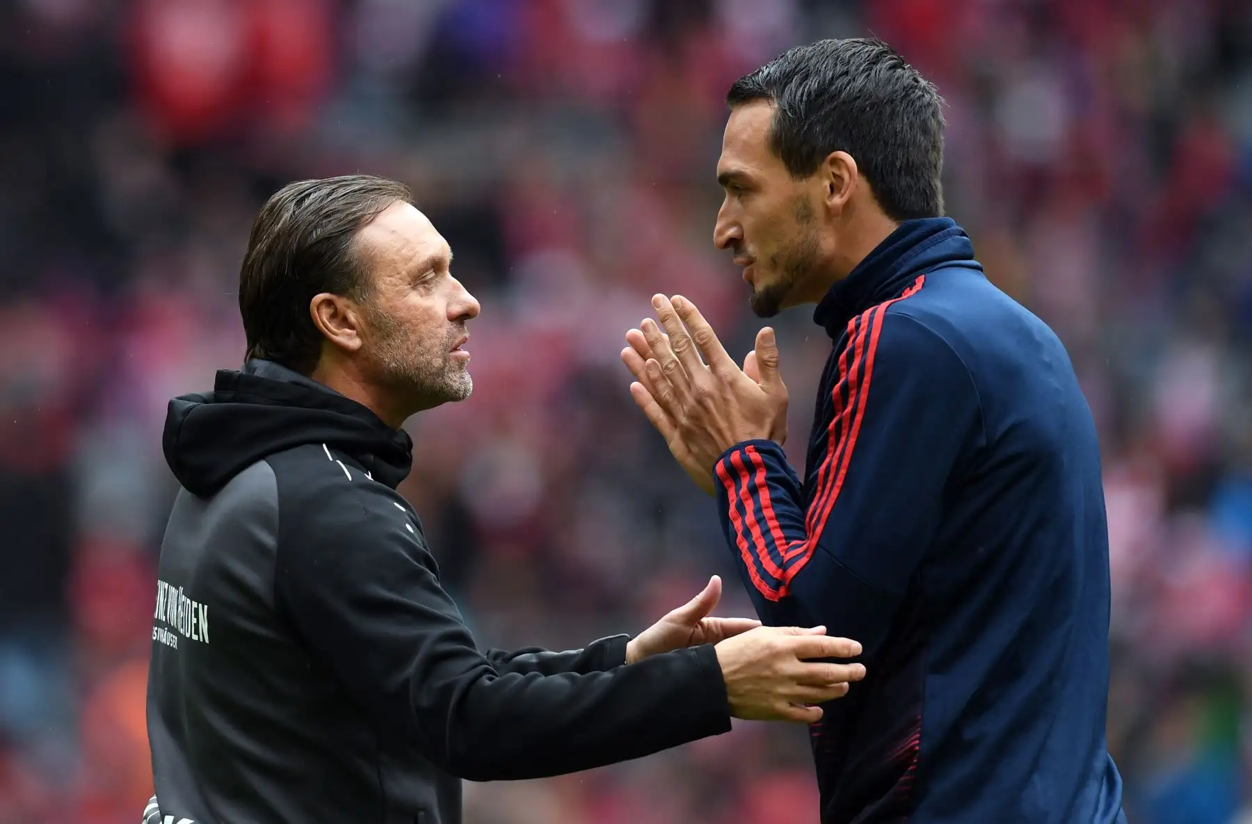 El defensa del Bayern Munich, Mats Hummels (R), y el entrenador en jefe de Hannover, Thomas Doll (L), conversan juntos antes del partido de fútbol de la Bundesliga alemana de primera división FC Bayern Munich Vs Hanover .
Foto:AFP
