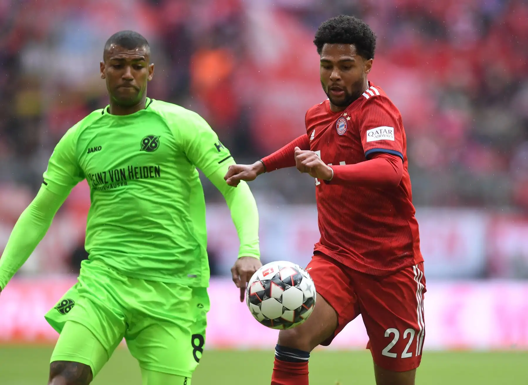 El mediocampista del Bayern Munich Serge Gnabry (R) y el mediocampista brasileño del Hanover Walace compiten por el balón durante el partido de fútbol de la Bundesliga alemana de primera división FC Bayern Munich v Hanover.
Foto:AFP