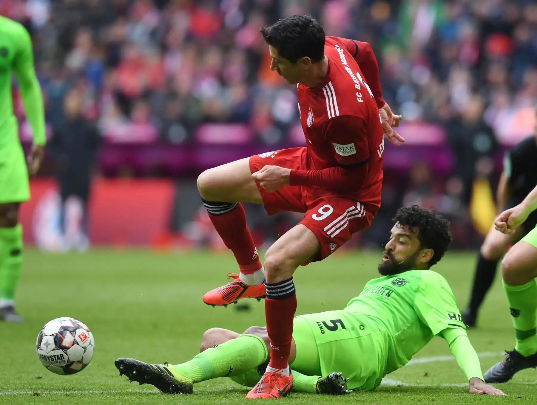 El delantero polaco del Bayern Munich, Robert Lewandowski (L), y el defensor brasileño Felipe del Hannover compitieron por el balón durante el partido de fútbol alemán de la Bundesliga FC Bayern Munich v Hanover.
Foto:AFP