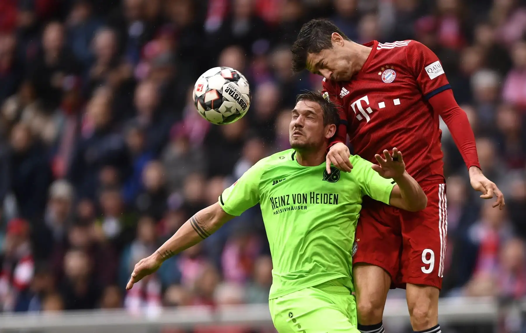 Robert Lewandowski (R) de Bayern y Oliver Sorg de Hannover compiten por el balón durante el partido de fútbol de la Bundesliga alemana entre Bayern Munich y Hannover.
Foto:EFE
